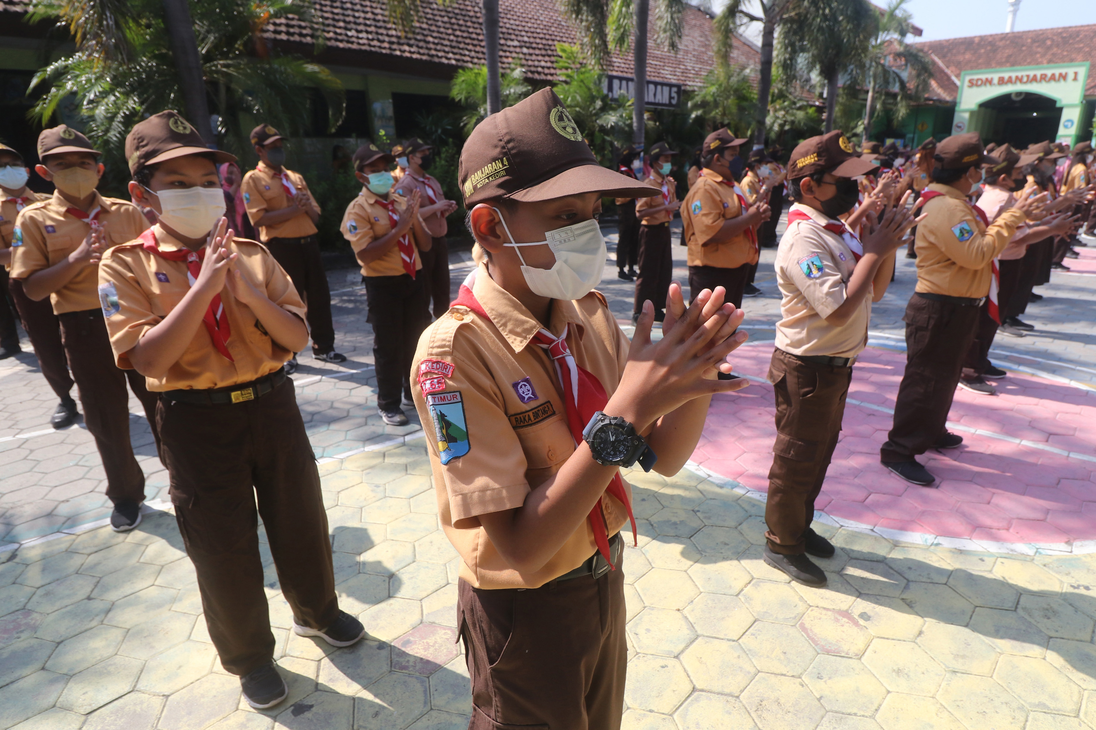  Sejumlah pelajar memperagakan cara mencuci tangan yang baik dan benar saat peringatan Hari Cuci Tangan Sedunia