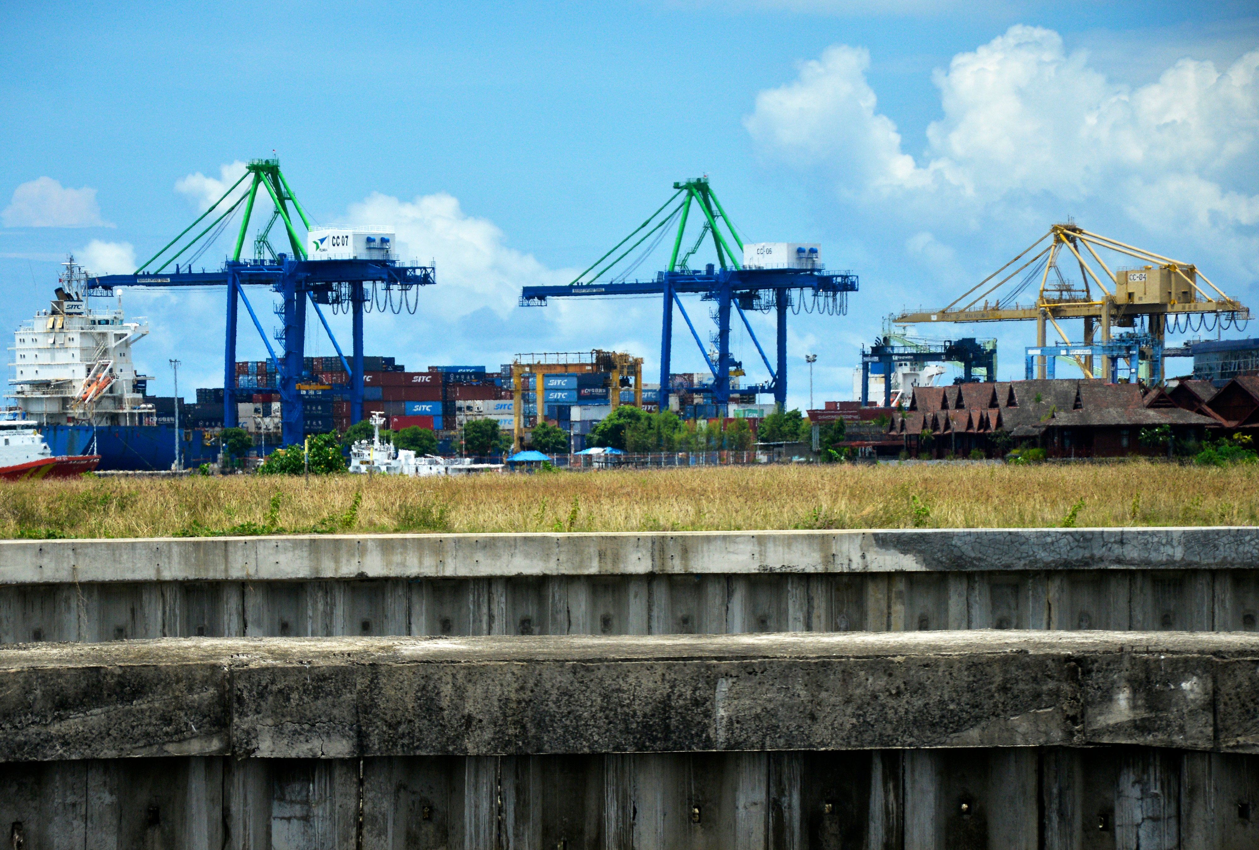 Aktivitas Pelabuhan Peti Kemas terlihat dari Center Point of Indonesia, Makassar, Sulawesi Selatan, Senin (8/11/2021). 