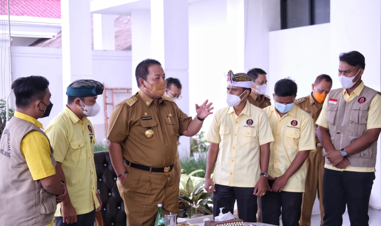 Gubernur Lampung Arinal Djunaidi berada di tengah-tengah pemuda Hindu