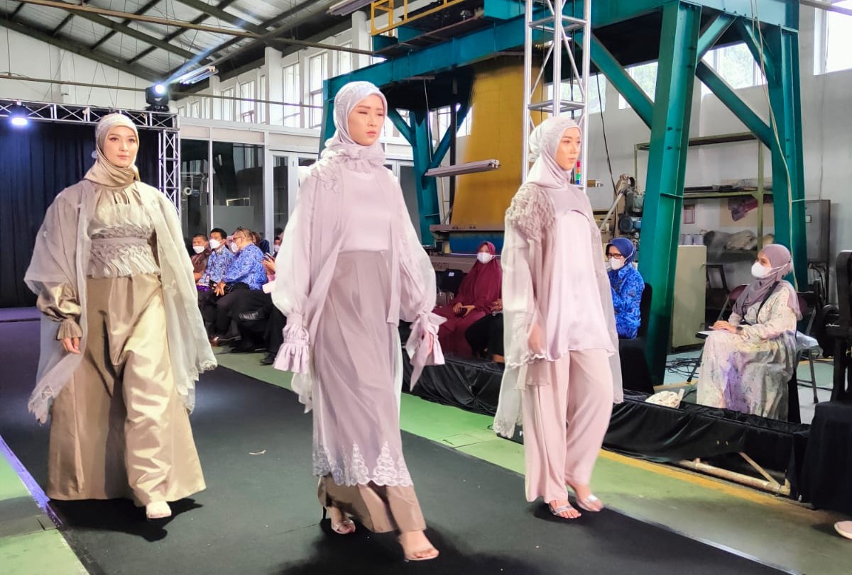  Acara Kelulusan ke-16 muridnya di Graduation Batch 9 yang bertempat di Balai Besar Tekstil, Bandung, Jawa Barat.