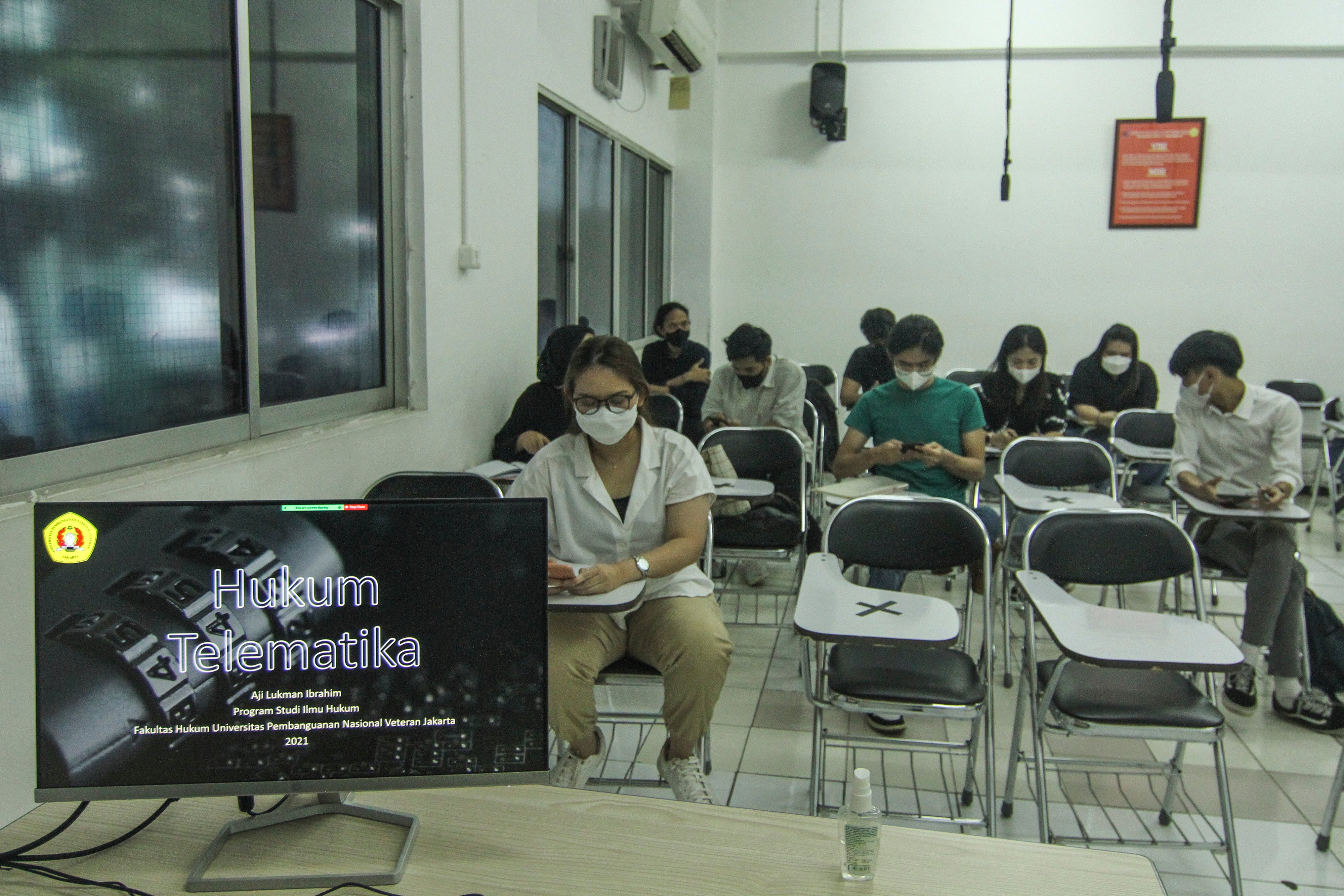 Sejumlah mahasiswa mengikuti perkuliahan tatap muka terbatas di UPN Veteran Jakarta, Jakarta Selatan.