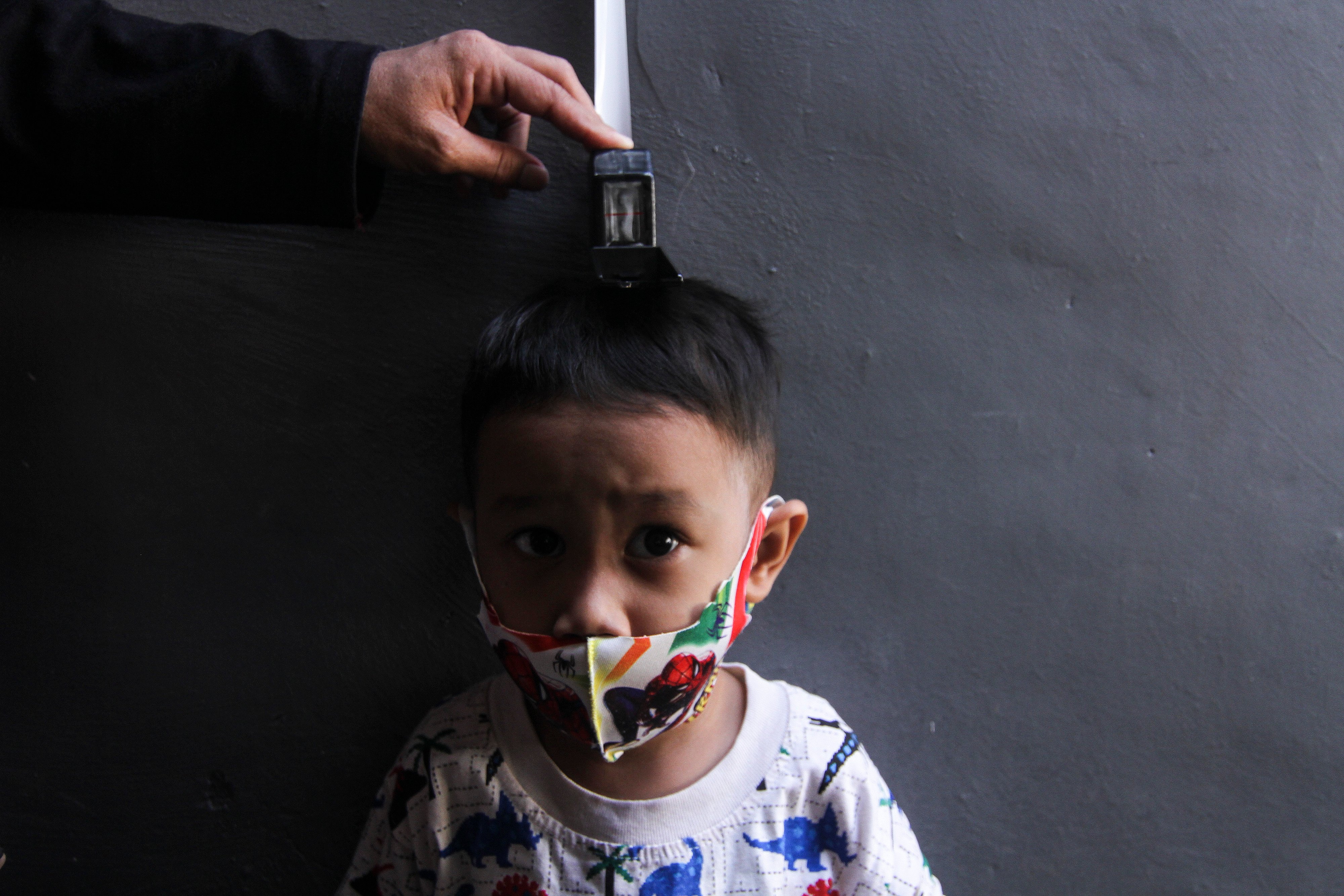 Ilustrasi--Kader PKK mengukur tinggi badan anak di Posyandu Angger 2, Cimanggis, Depok, Jawa Barat.