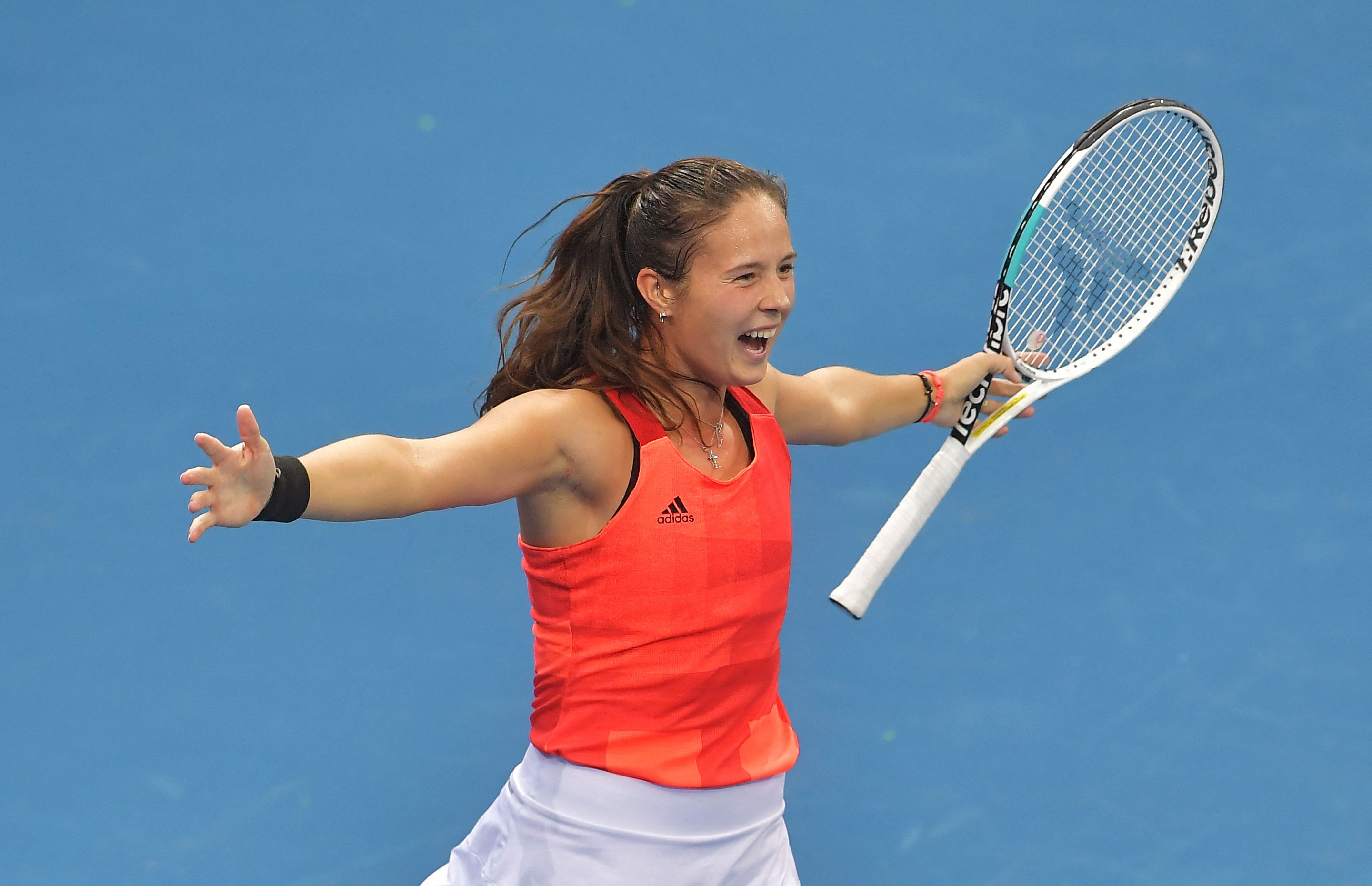 Petenis Rusia Daria Kasatkina meluapkan kegembiraan setelah mengalahkan petenis Swiss, Jil Teichmann, di final Piala Billie Jean King. 