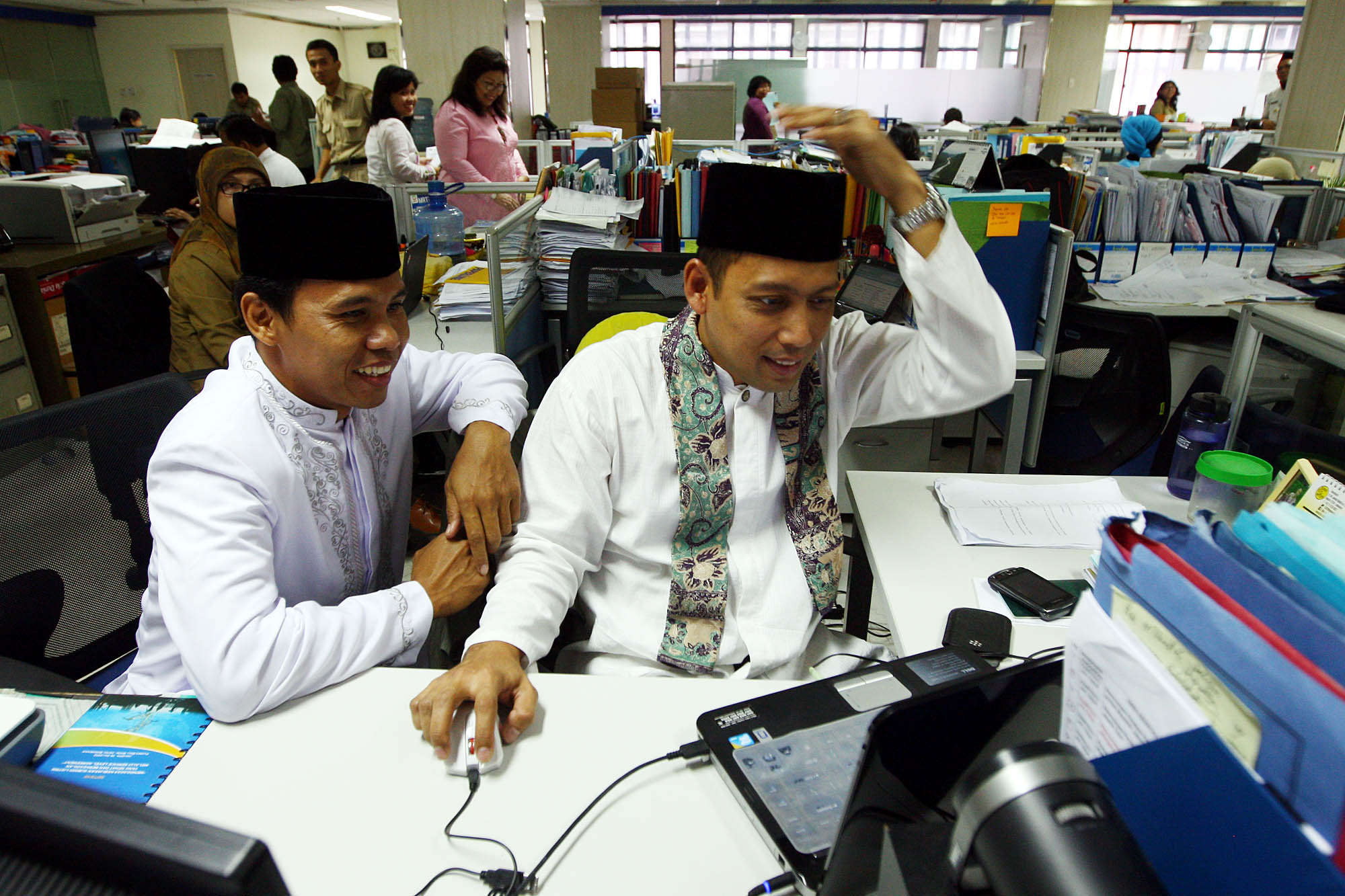 Baju koko yang dulunya identik dengan baju pria warga Tionghoa kini digunakan sebagai baju Muslim untuk pria. 