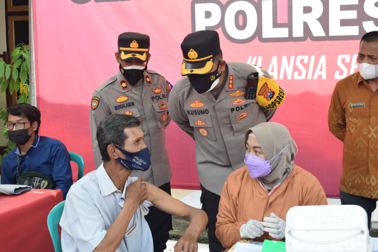 Kapolresta Sidoarjo Kombes Kusumo Wahyu Bintoro (tengah) saat meninjau vaksinasi bagi lansia di Mapolsek Krian, Selasa (16/11).