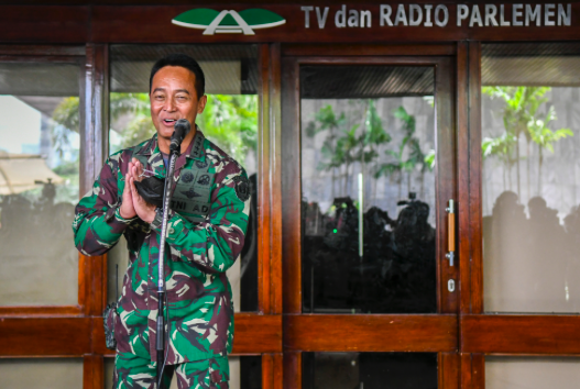Calon Panglima TNI Jenderal TNI Andika Perkasa memberikan keterangan pers usai sidang paripurna di kompleks Parlemen, Jakarta, Senin (8/11).