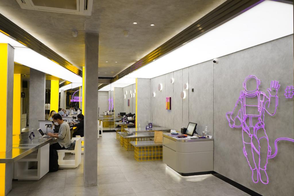 Suasana bernuansa teduh di Moon Chicken Station Senopati