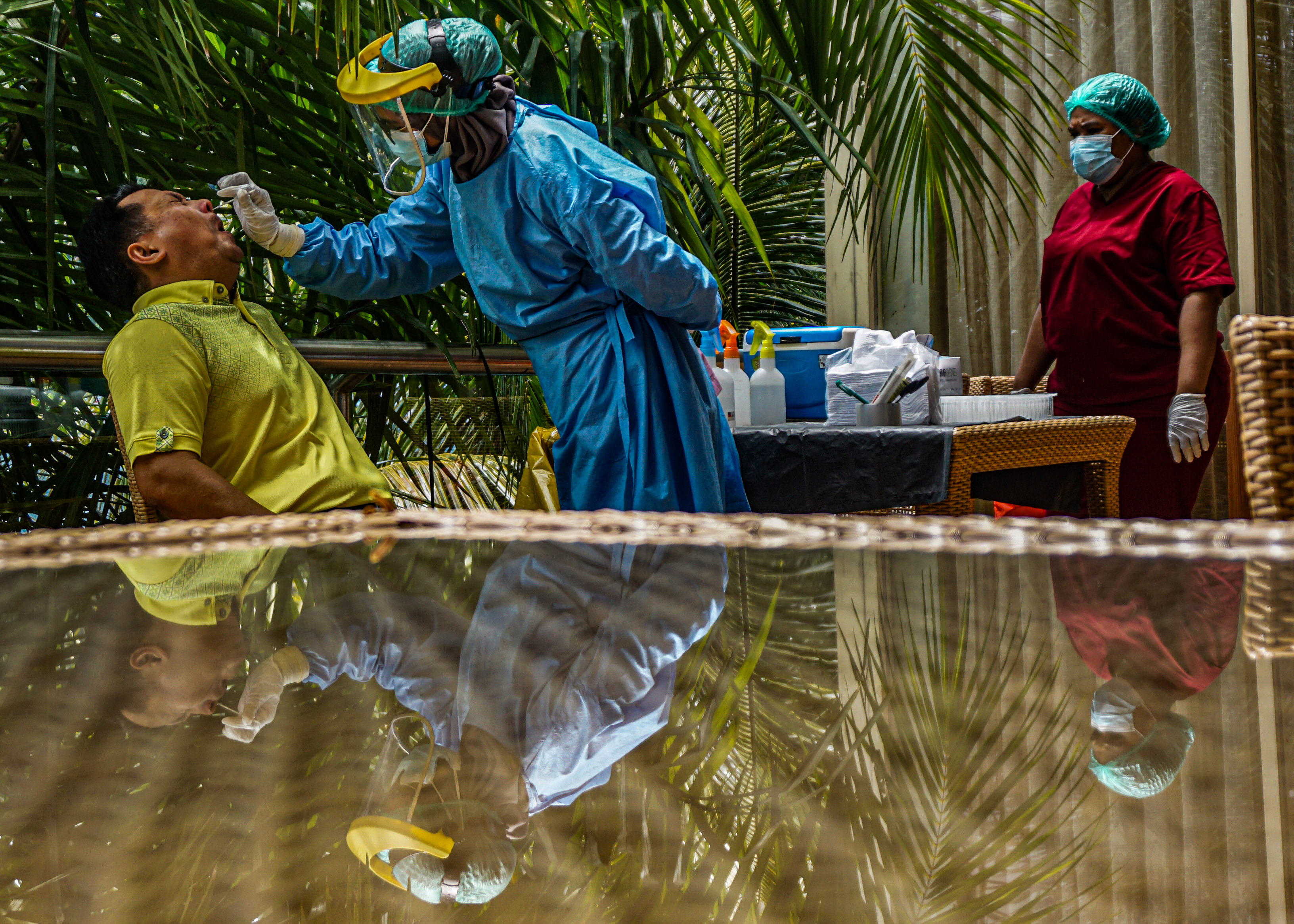 Ilustrasi: Petugas medis tengah mengambil sample untuk di tes PCR