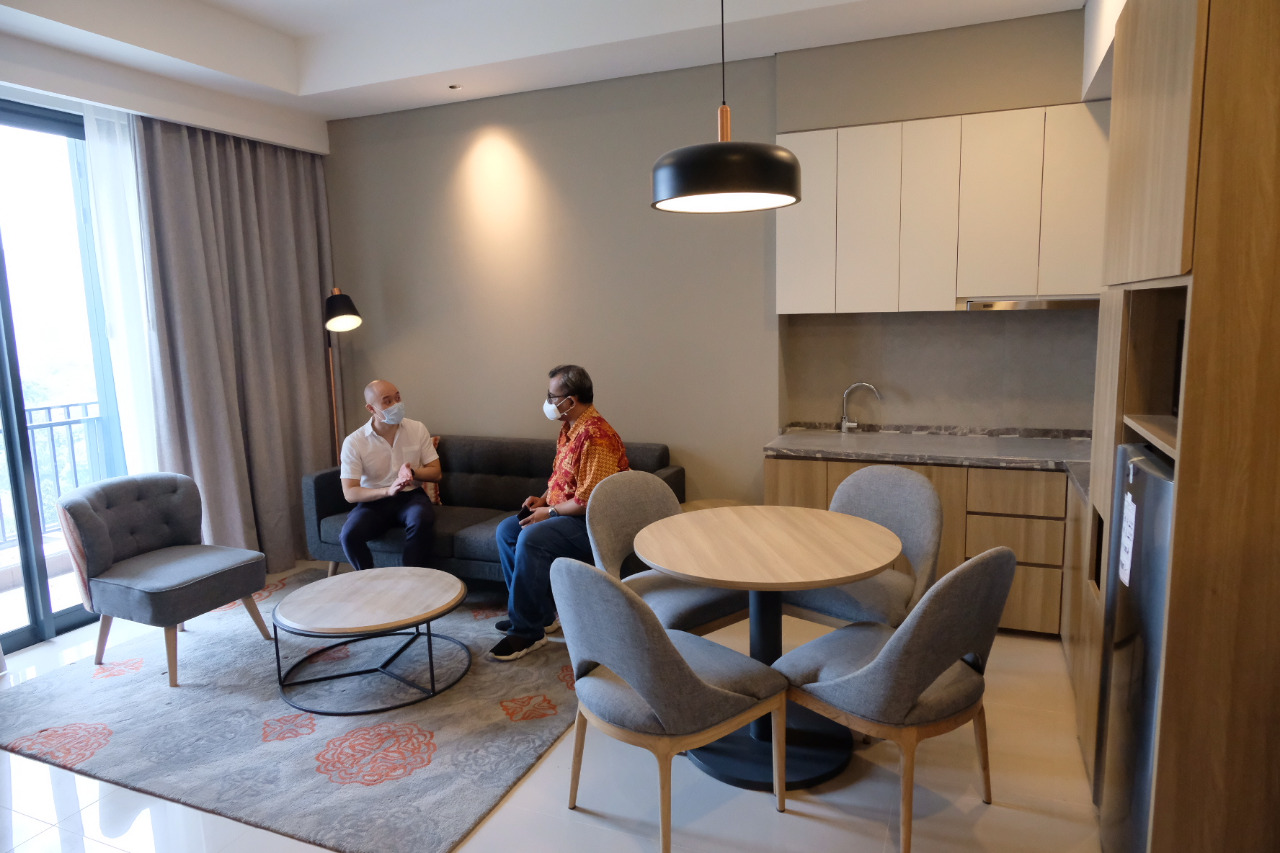 General Manager Samara Suites David Lo memberikan penjelasan pada konsumen saat momen serah terima unit Samara Suites