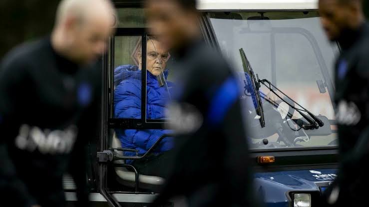 Lois Van Gaal naik mobil golf menuju pusat latihan timnas Belanda