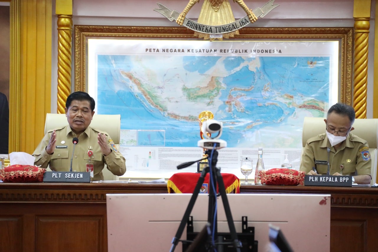 Plt Sekjen Kemendagri Suhajar Diantoro dan Plh Kepala Badan Litbang Kemendagri Eko Prasetyanto Purnomo Putro 