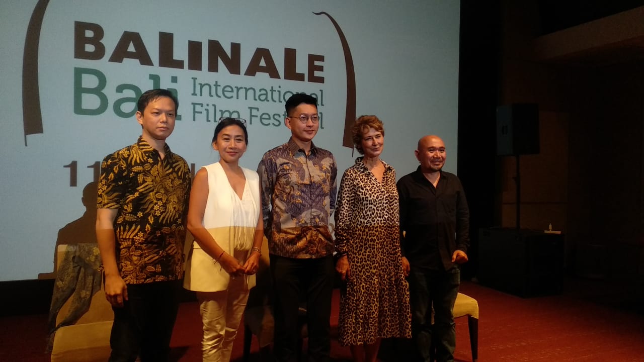 Ko-Direktur Balinale Yoke Darmawan (gaun putih) dan Pendiri Balinale Deborah Gabinetti (kedua dari kanan) bersama sineas yang filmnya tayang