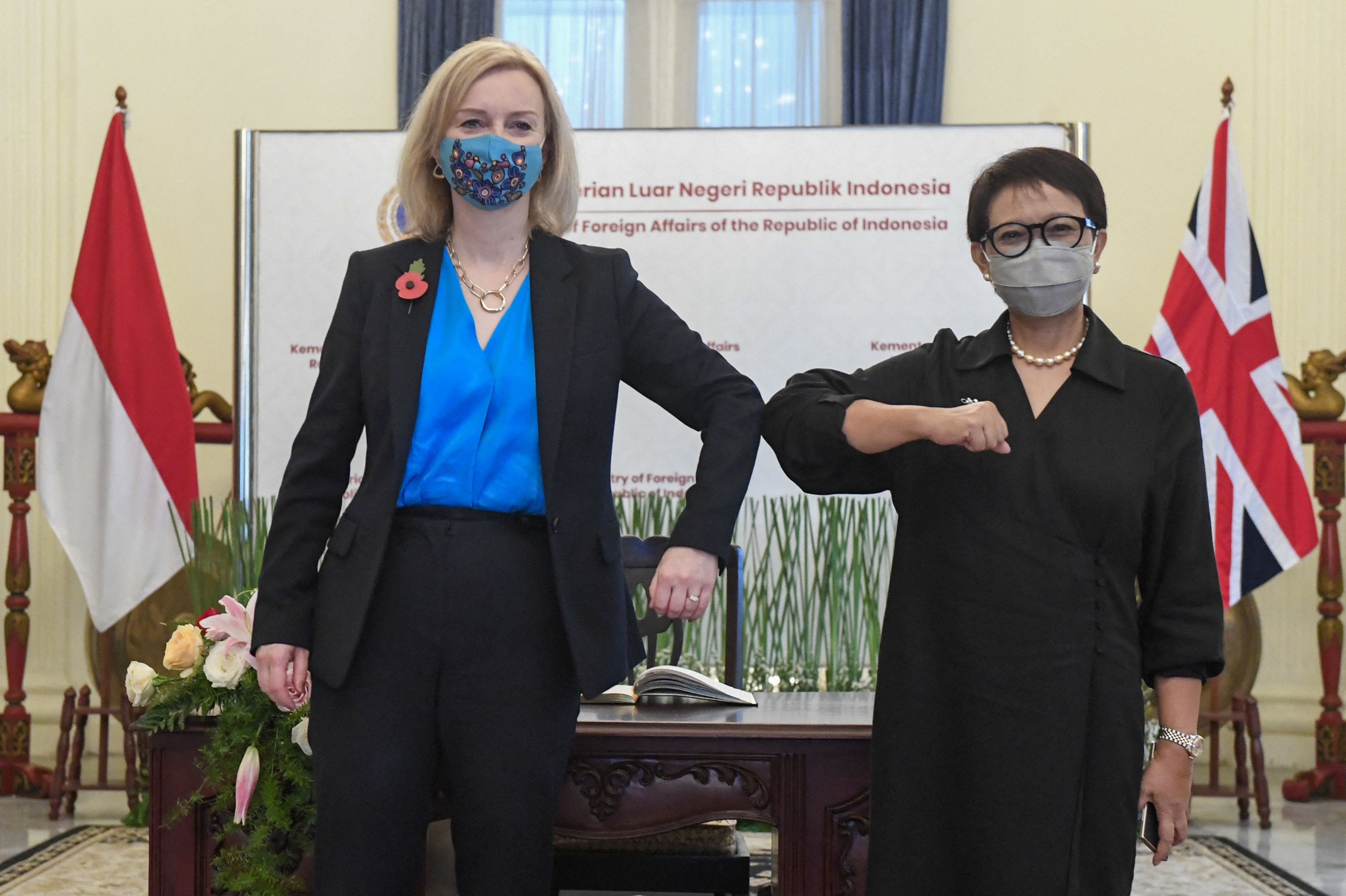 Menlu RI Retno Marsudi (kanan) dan Menlu Inggris Liz Truss saat bertemu di Jakarta, Kamis (11/11).