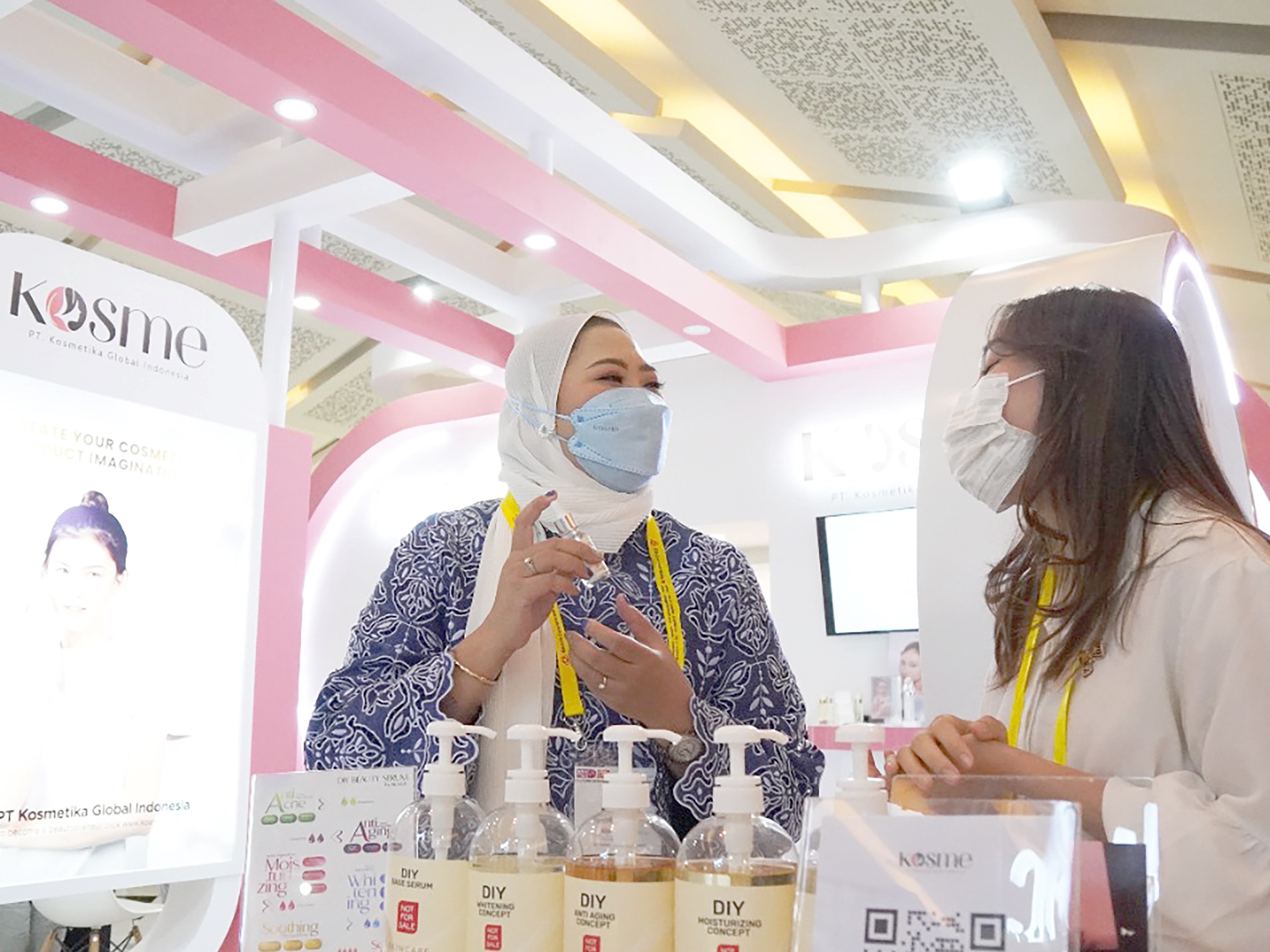 Direktur Kosme Titis Indah Wahyu (kiri).