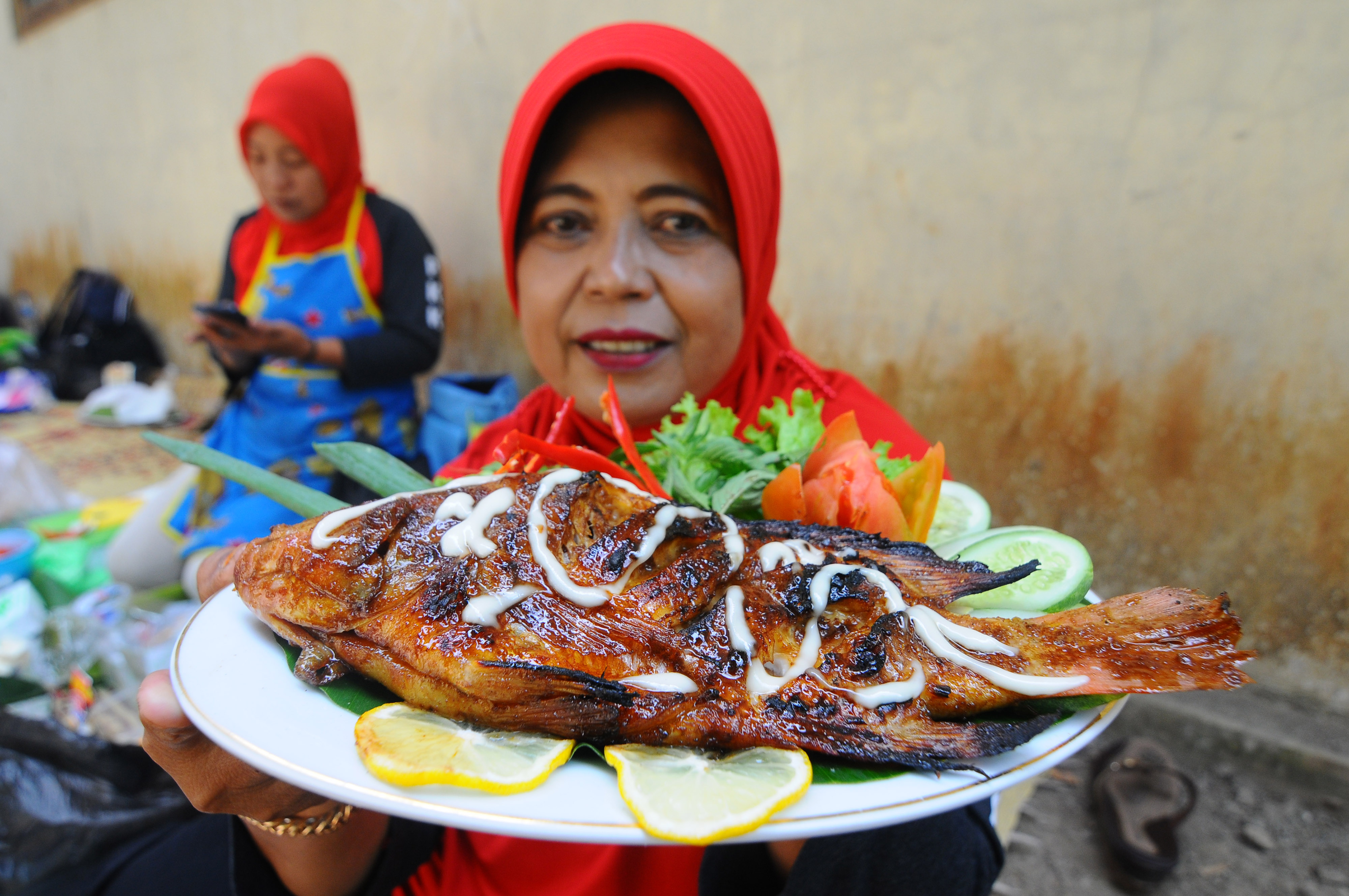 Peserta anggota Pembinaan Kesejahteraan Keluarga (PKK) menunjukkan masakan ikan nila bakar mayones