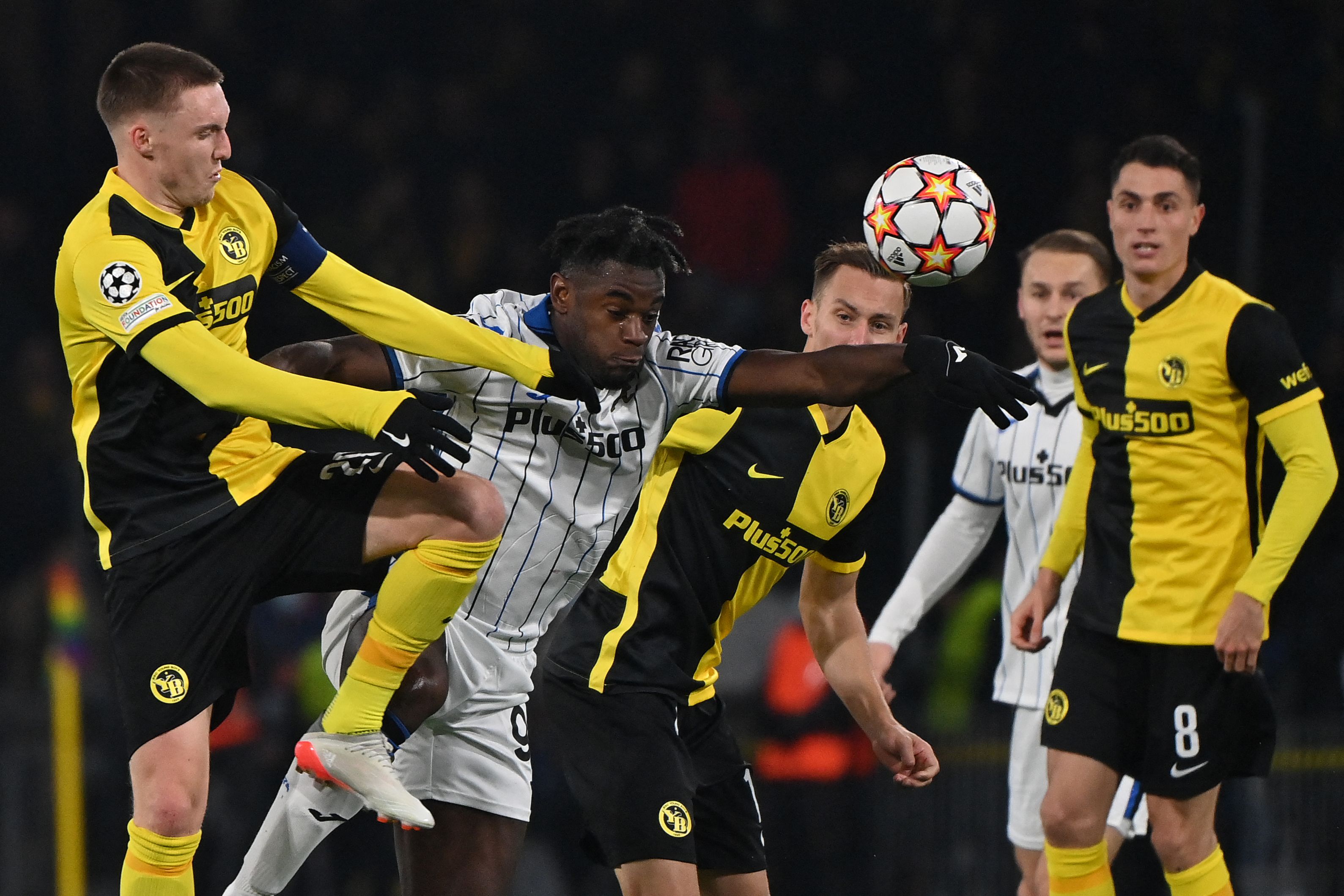 Laga Liga Champions antara Young Boys dan Atalanta.
