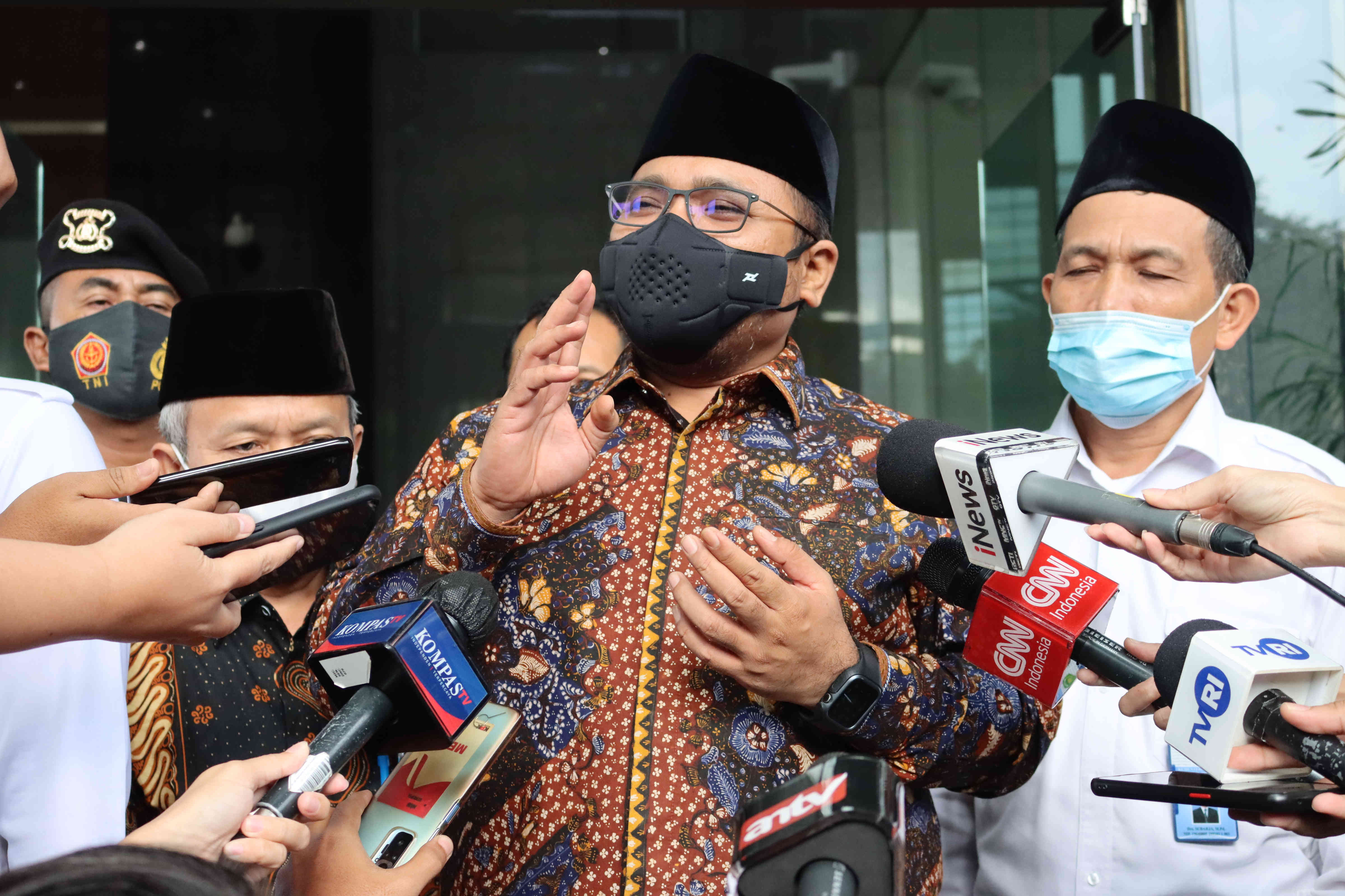 Menteri Agama Yaqut Cholil Qoumas saat diwawancarai para wartawan.