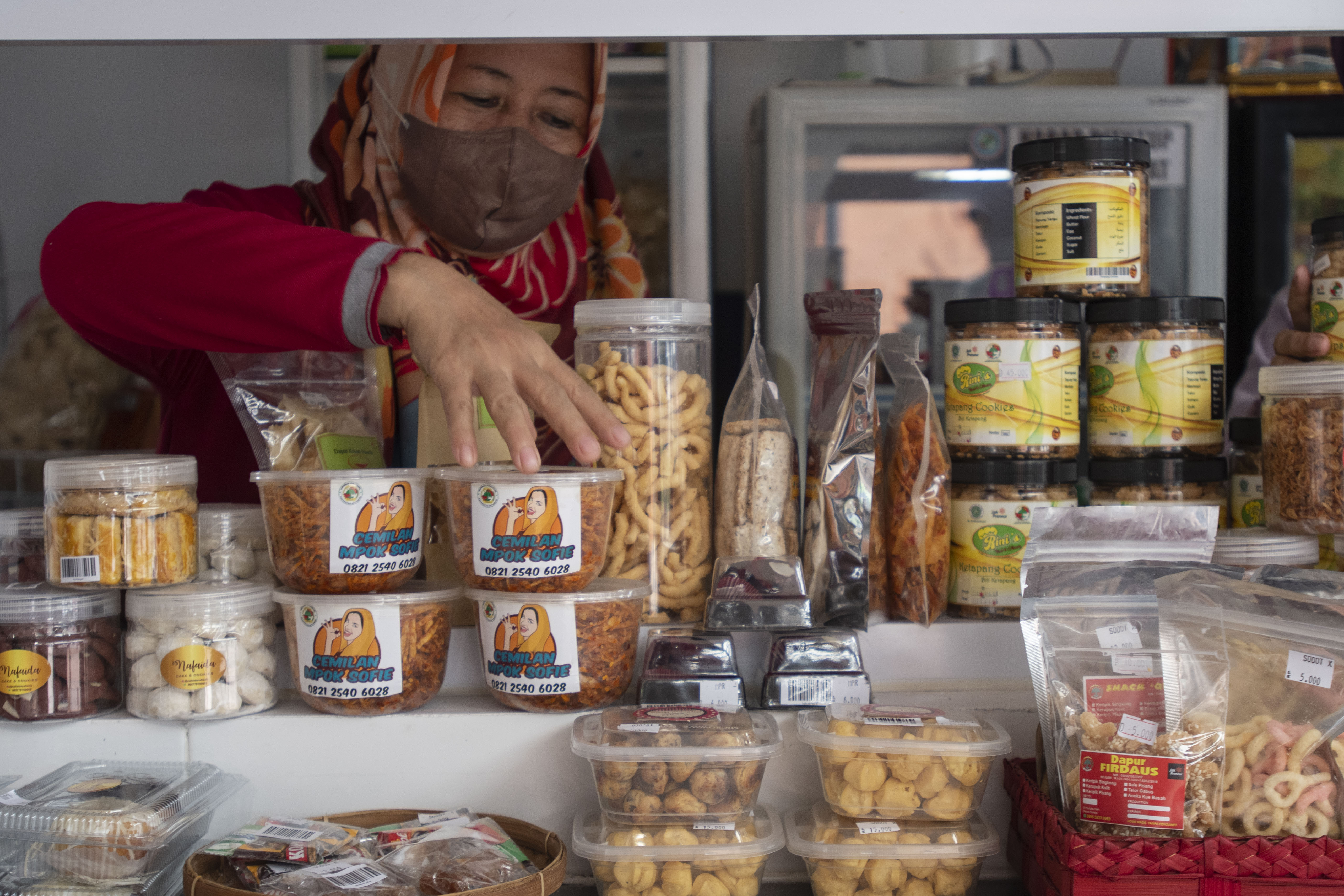 Pelaku UMKM di bidang makanan ringan