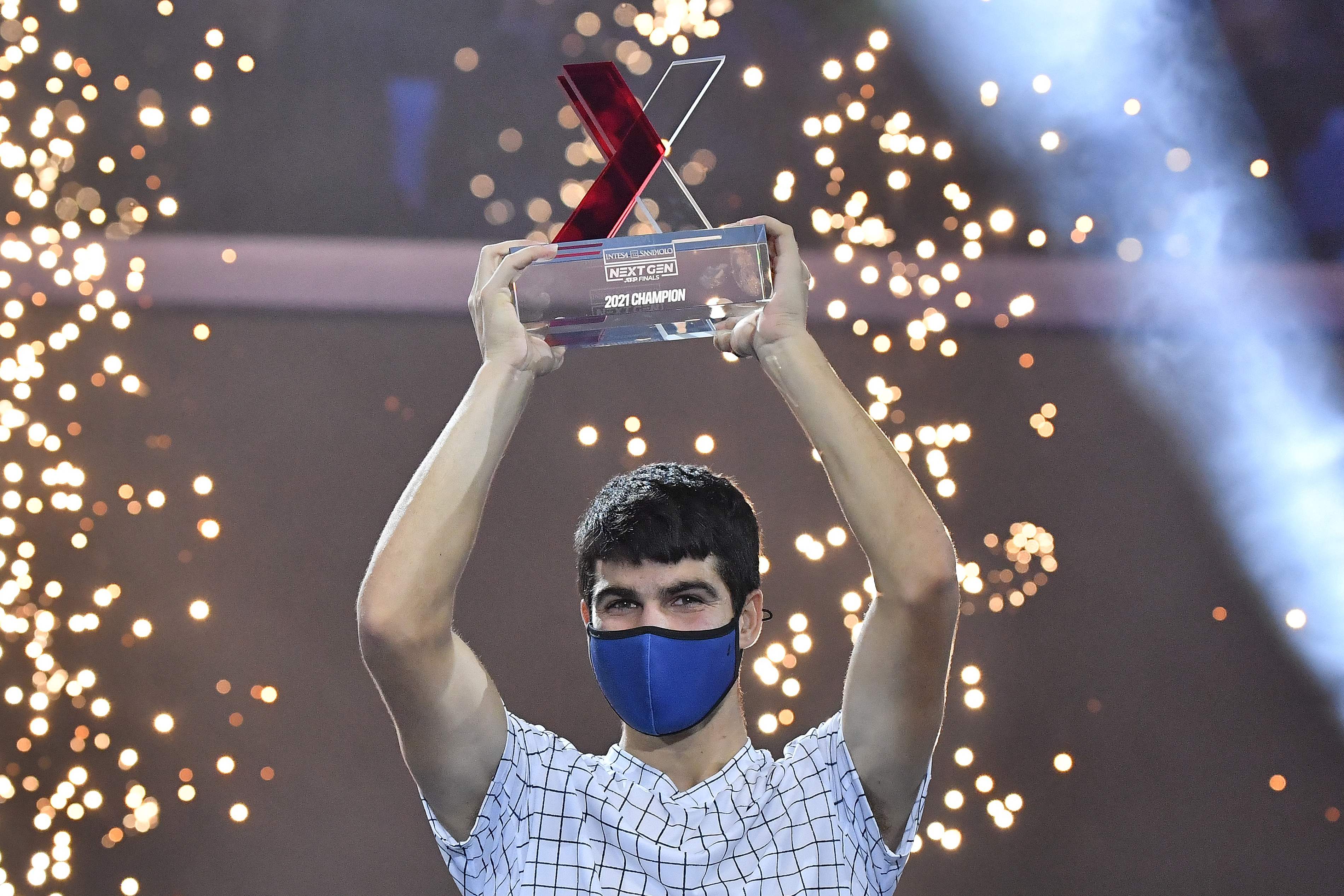 Petenis Spanyol Carlos Alcaraz mengangkat trofi ATP NextGen