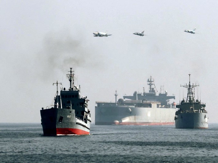 Kapal perang Iran mengambil bagian dalam latihan militer di pantai laut Oman, wilayah pesisir Balushistan, Selasa (9/11).