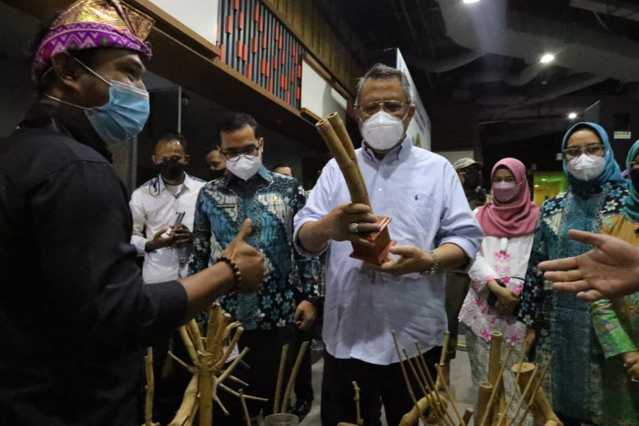 Wali Kota Tangsel Benyamin Davnie mengunjungi Bazaar Tangsel Sejiwa fest