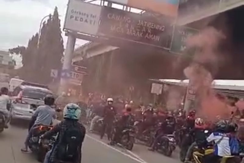 angkapan layar - Aksi massa buruh saat mencoba menerobos memasuki Gerbang Tol Pedati, Jakarta Timur, hari ini.