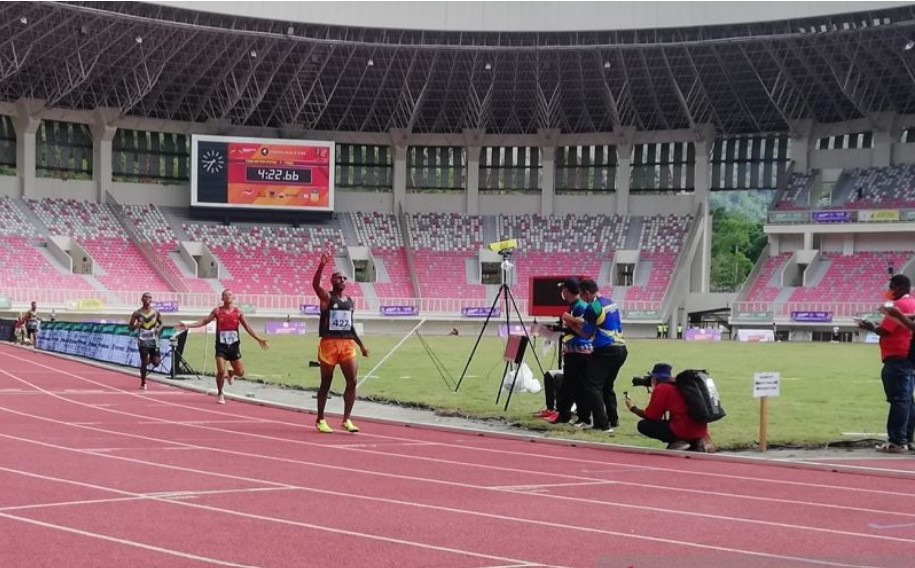Pelari Abraham Elopere dari Papua finis pertama di nomor 1500 meter putra T20 cabang paraatletik di Stadion Lukas Enembe, Jayapura, Papua.