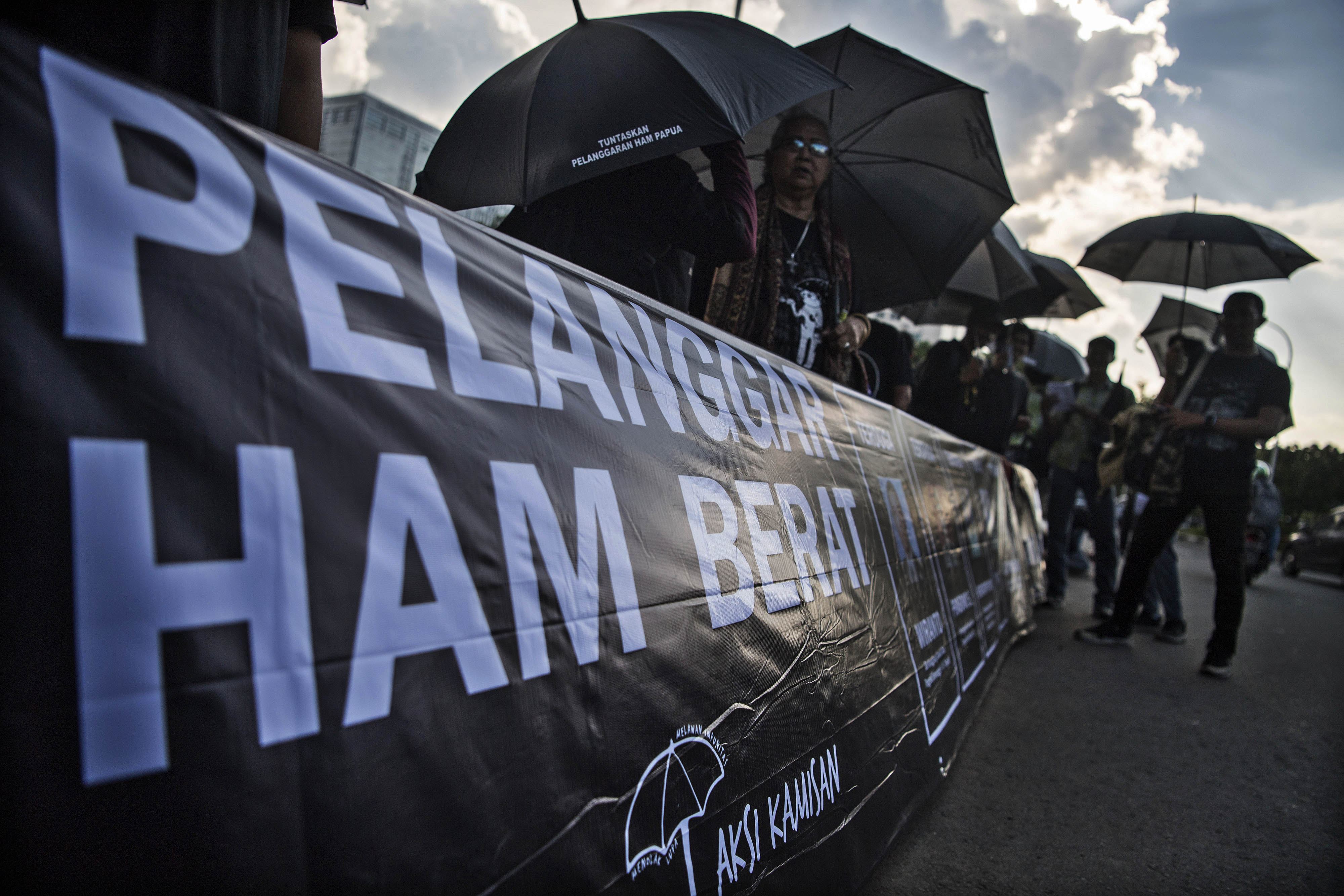 Aktivis Jaringan Solidaritas Korban untuk Keadilan (JSKK) menggelar aksi Kamisan.