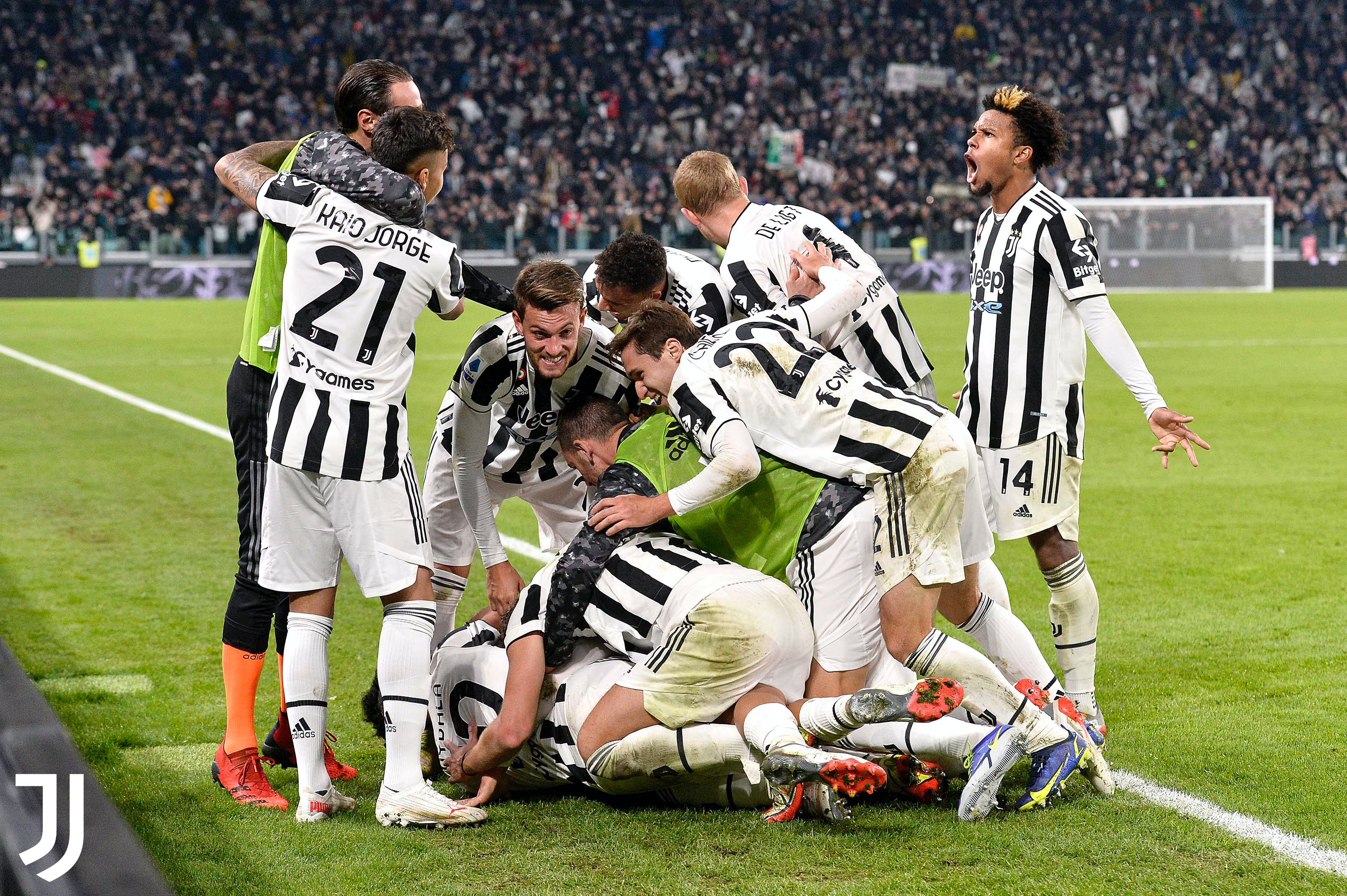 Pemain Juventus merayakan kemenangan atas Fiorentina