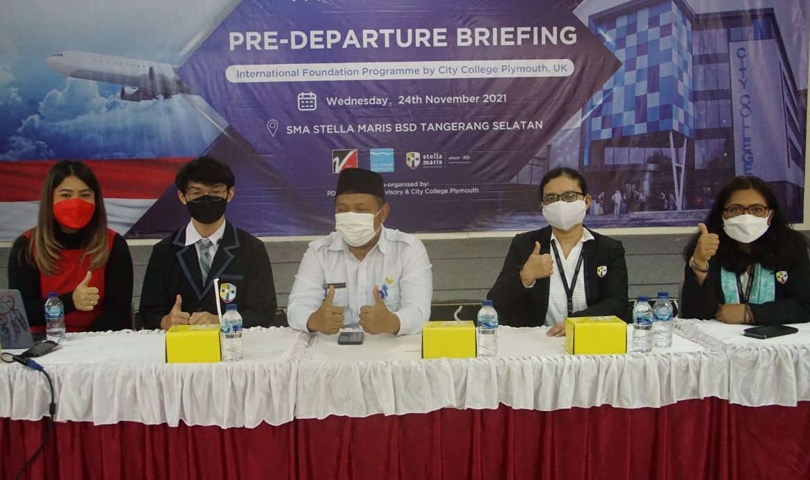 Marcellinus G Luviandanu (kedua kiri) akan menjalani program pertukaran pelajar ke Plymouth, Inggris