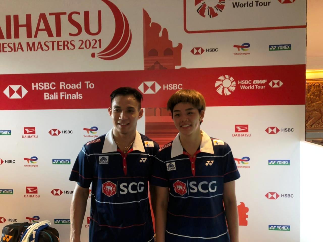 Ganda campuran peringkat dua dunia dari Thailand Dechapol Puavaranukroh/Sapsiree Taerattanachai. 