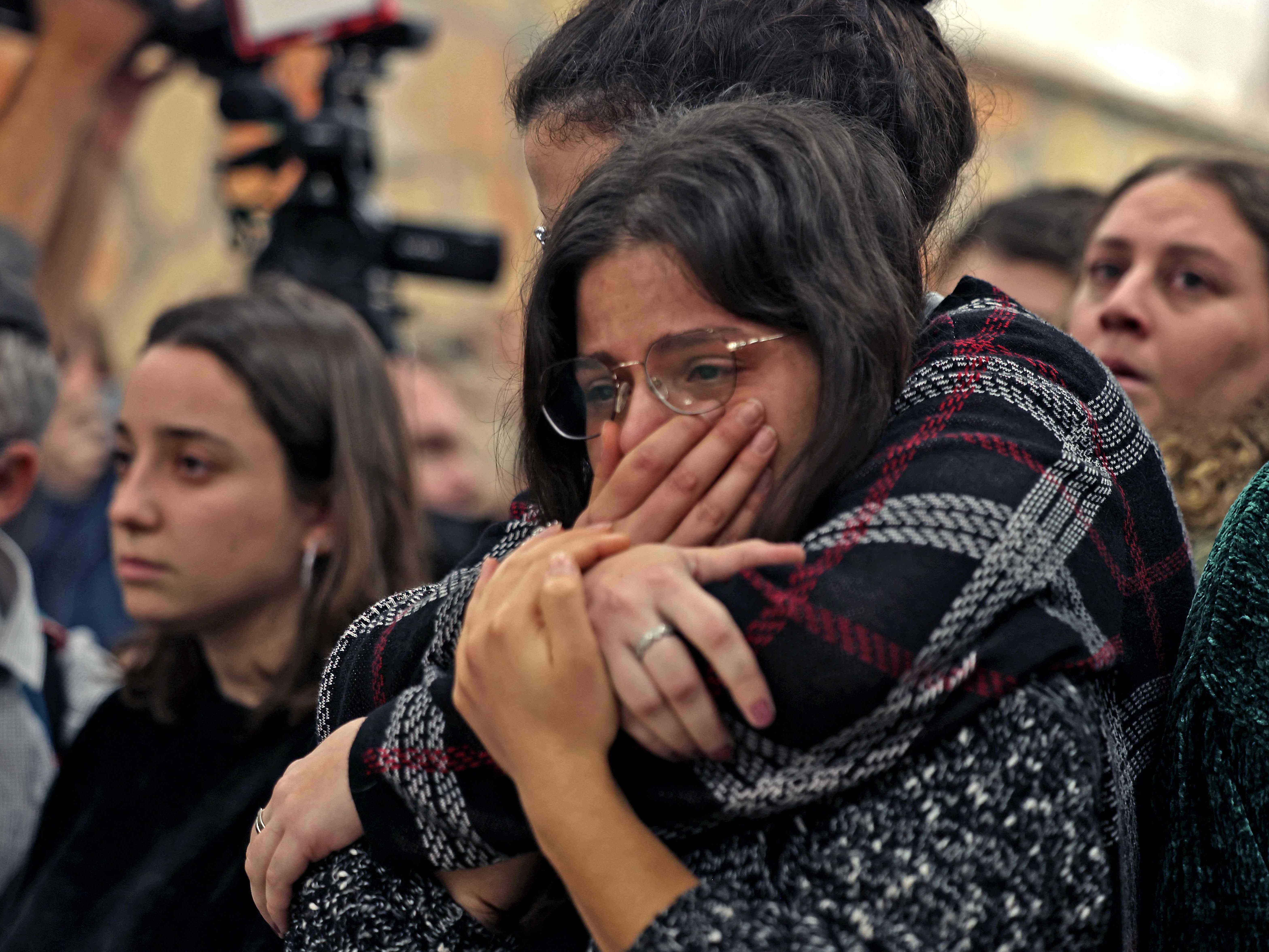 Para pelayat selama pemakaman Eliyahu Kay, 25, di Jerusalem, Senin (22/11), sehari setelah ditembak pria Palestina bersenjata.