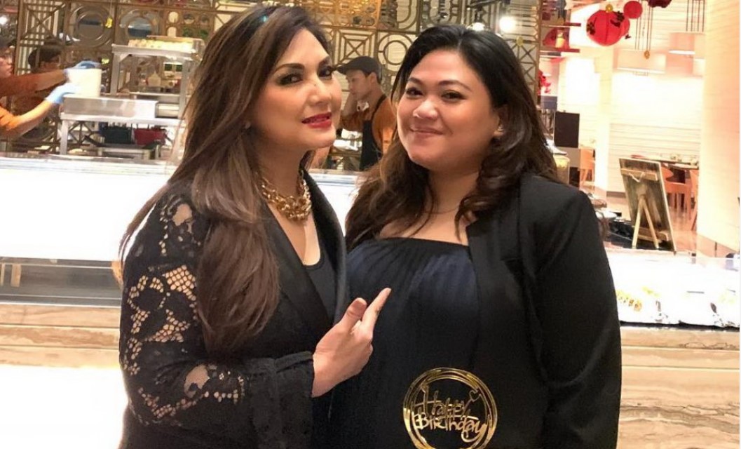 Tersangka kasus penipuan CPNS Olivia Nathania (kanan) bersama ibudanya Nia Daniati