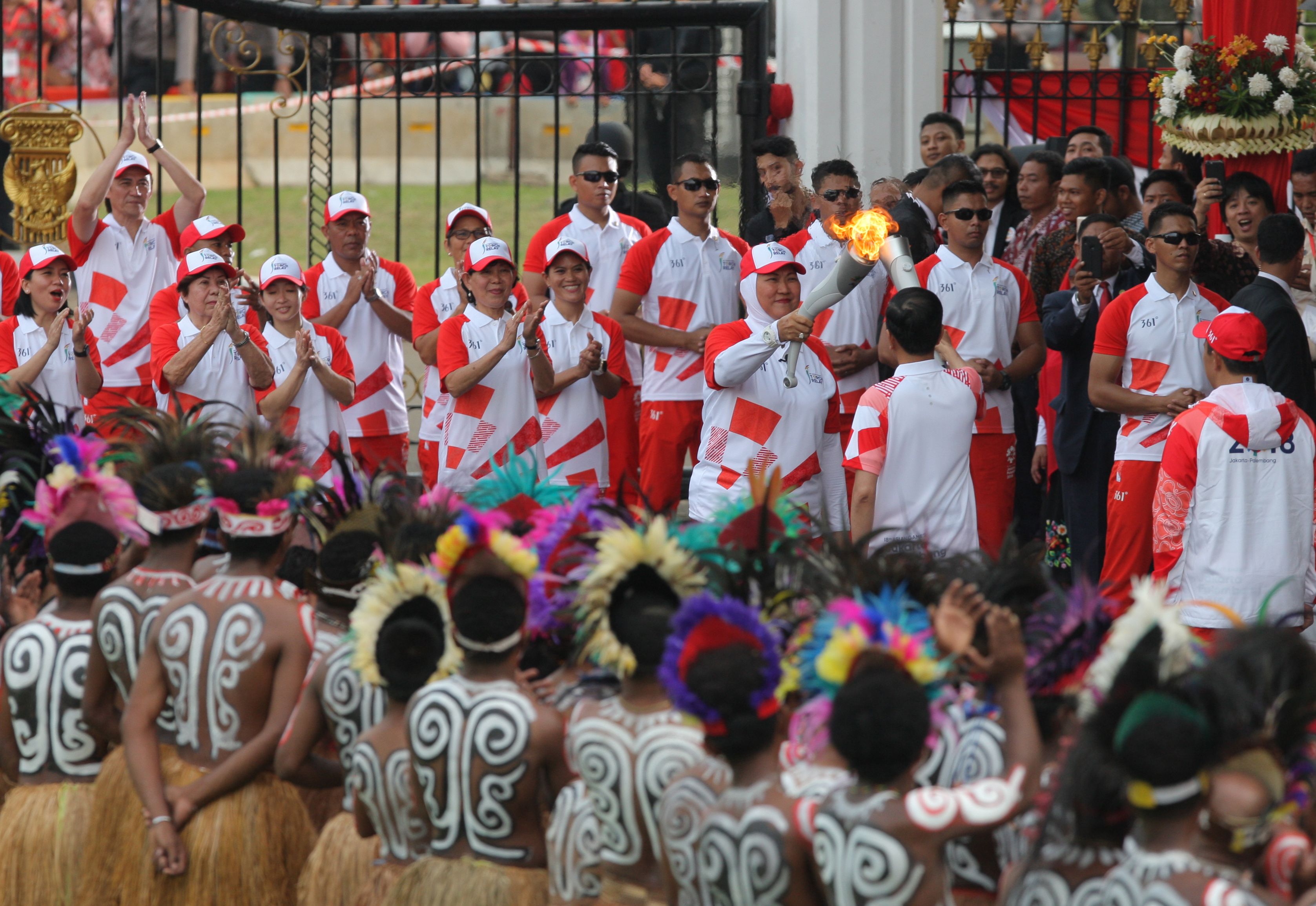 Legenda bulutangkis Verawati Fajrin saat menyerahkan obor Asia Games 2018 ke Presiden Jokowi, Jumat (17/8/2018)