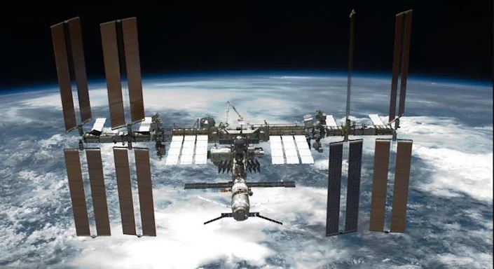 Dalam uji coba senjata anti-satelit, Rusia sukses menembak salah satu satelit miliknya. 