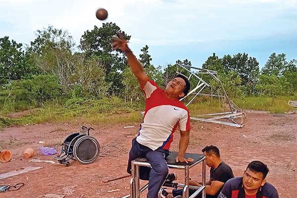 Mohammad Husaini (kiri) bersama atlet disabilitas cabang atletik lainnya tengah berlatih tolak peluru di SKB Mulawarman, Kota Banjarmasin