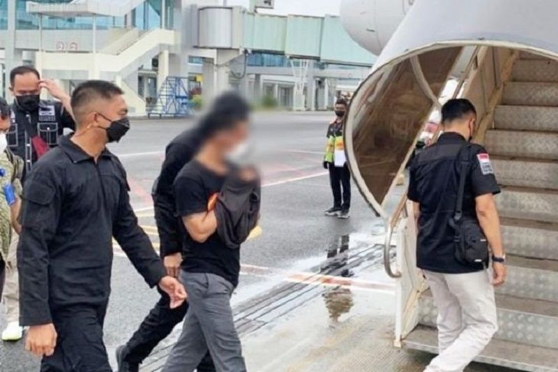 Satu napi maximum security dari Lapas Narkoba Kasongan, Kalteng dipindah ke LP Nusakambangan, Rabu (3/11)