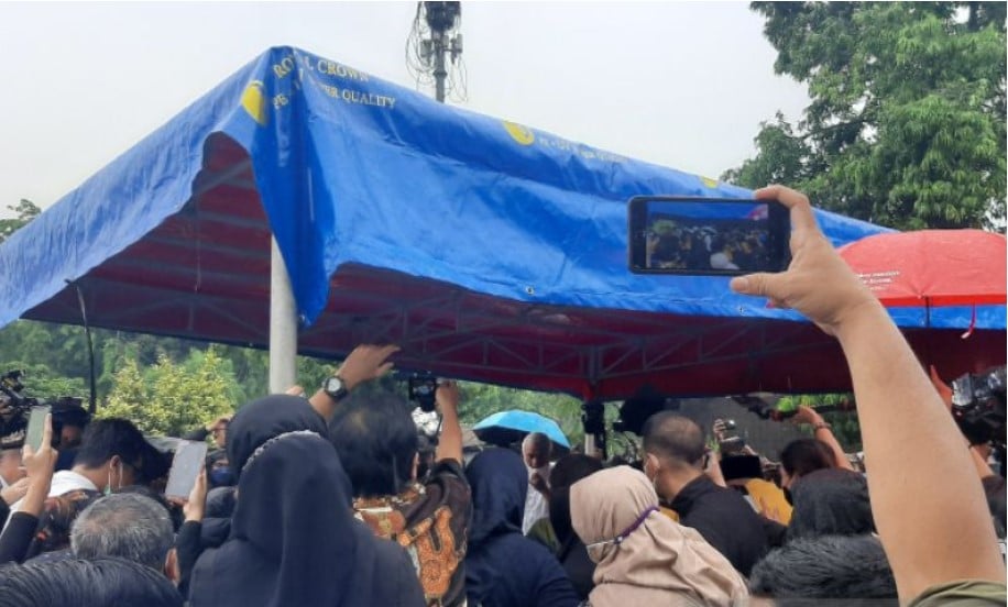 Situasi pemakaman jenazah Vanessa Angel di Tempat Pemakaman Umum Ulujami, Pesanggrahan, Jumat (5/11).