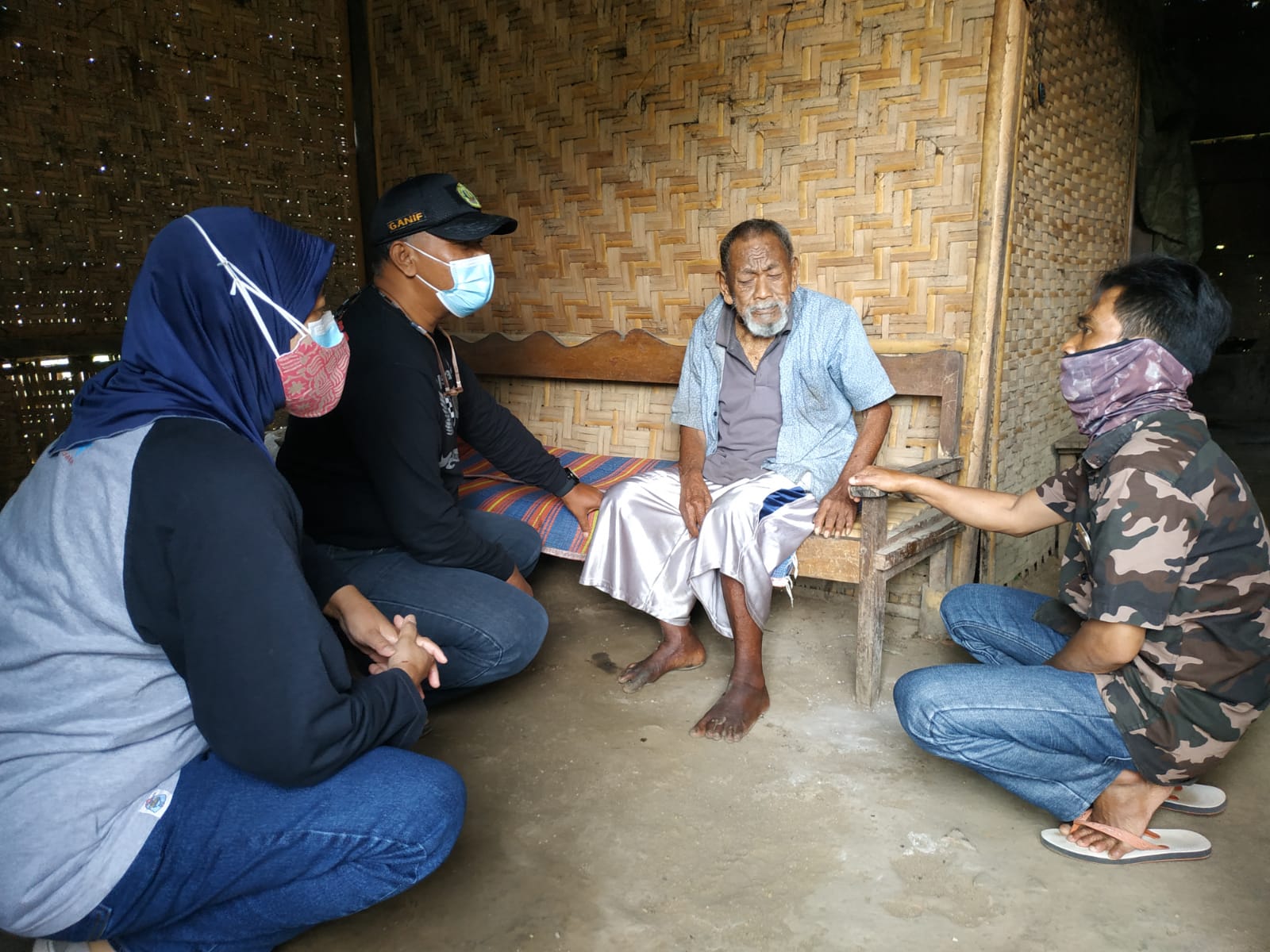 Tenaga kesehatan dari Poltekkes Malang mendatangi warga 