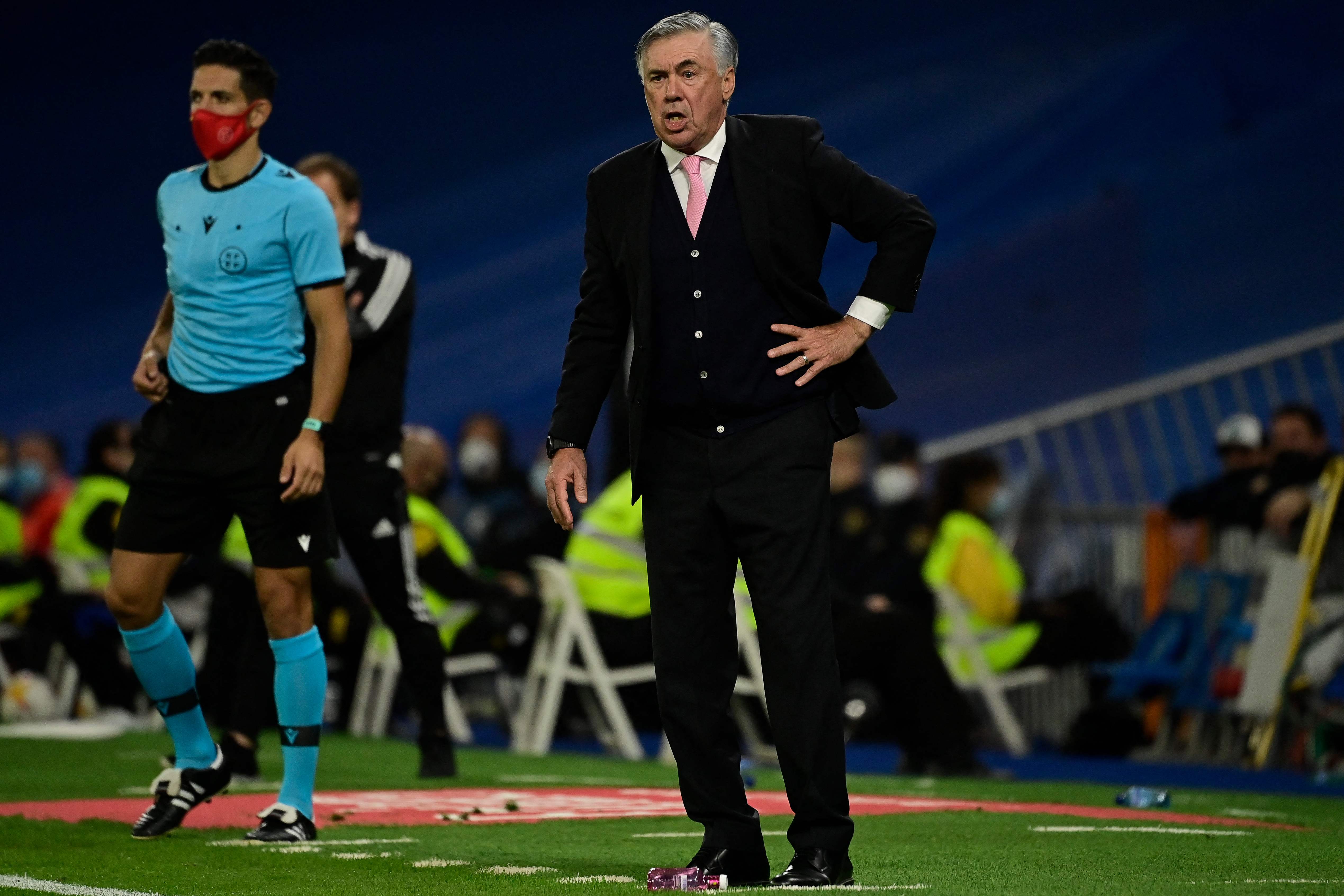  Pelatih Real Carlo Ancelotti mengawasi dan memberi instruksi kepada pemainnya dari sisi lapanga.