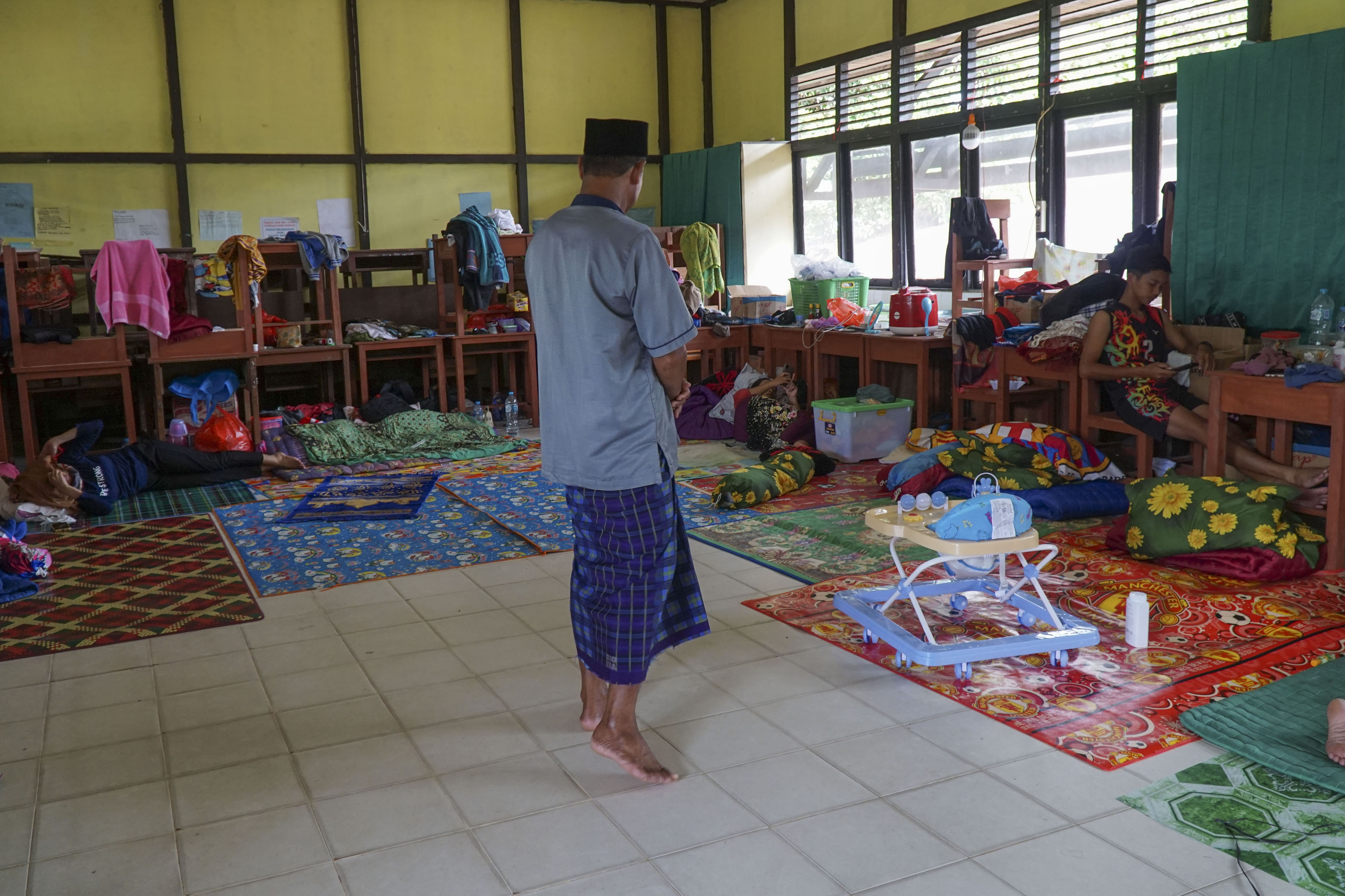  Sejumlah warga mengungsi di Posko Pengungsi SMP Negeri 3 Sintang, Kabupaten Sintang, Kalimantan Barat, Senin (15/11/2021)