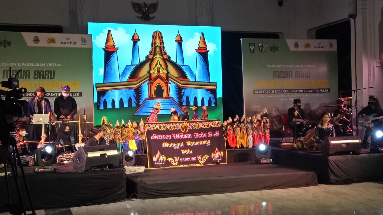 Penampilan wayang kontemporer yang digelar KNPI Jawa Barat dan Daya Mahasiswa Sunda