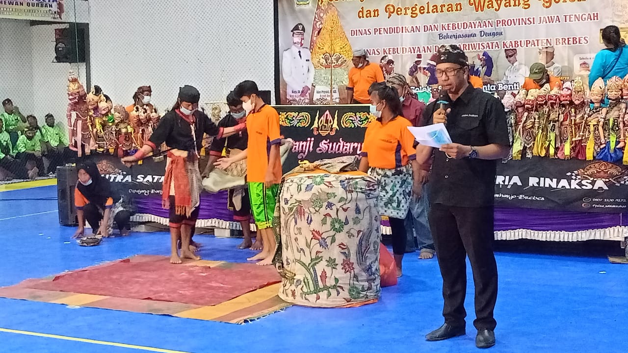 Persiapan pemeran sintren lelaki sebelum dimasukkan dalam kurungan dido'ai oleh tetua group Sintren, Sabtu malam (20/11)