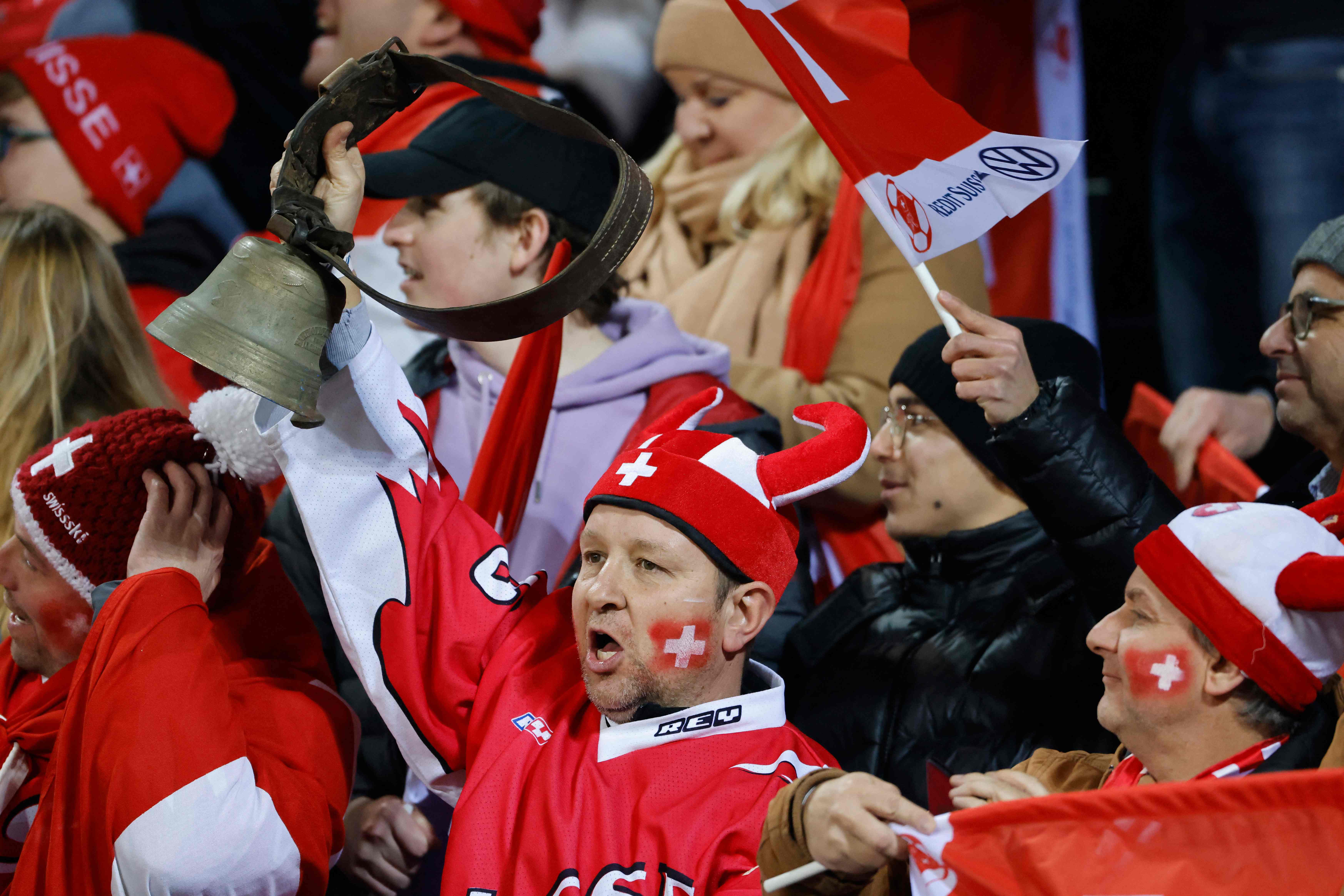 Para suporter timnas Swiss bergembira setelah tim Swiss mengalahkan timnas Bulgaria pada laga Kualifikasi Piala Dunia 2022. 