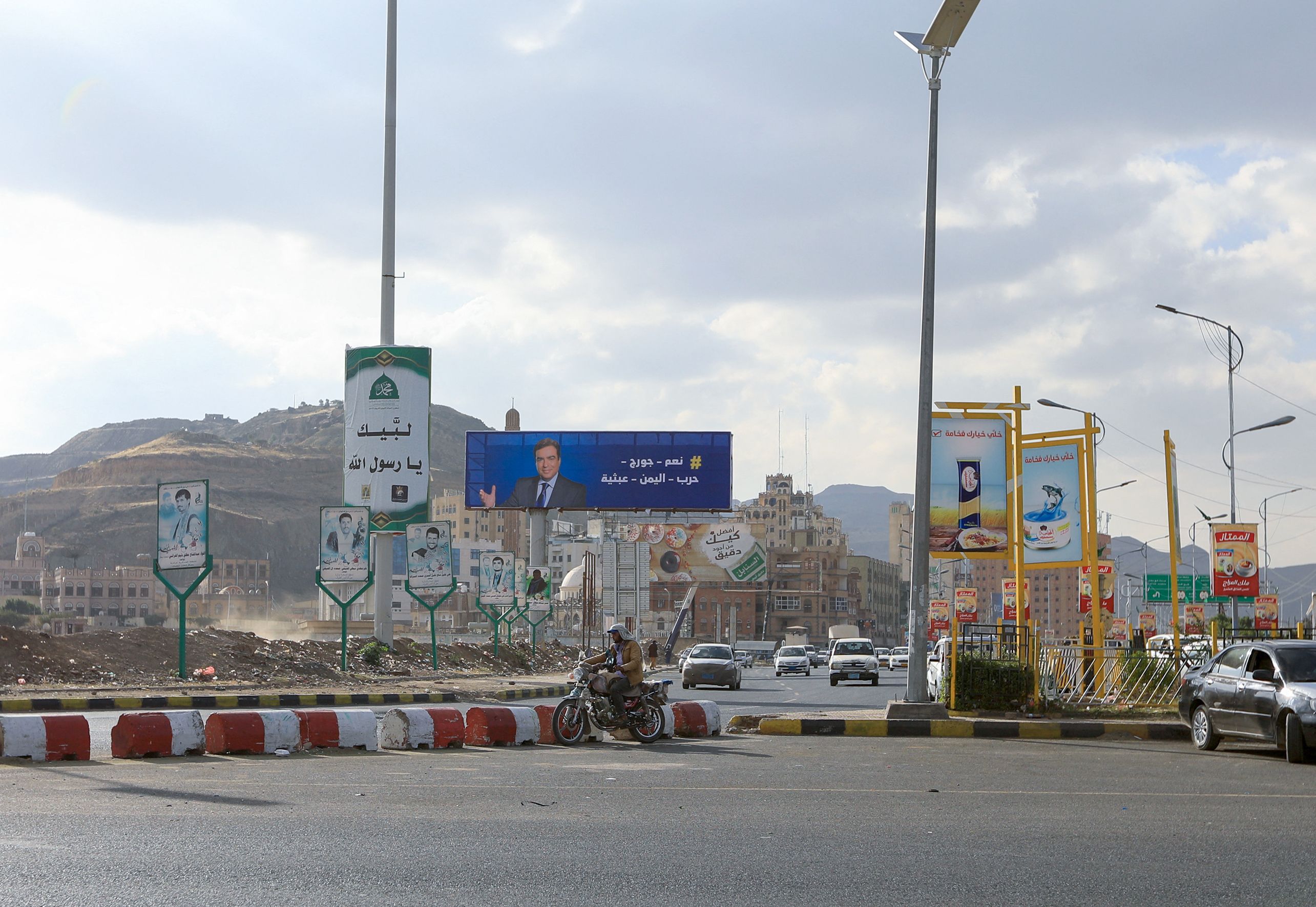 Sebuah billboard yang menampilkan Menteri Informasi Libanon George Kordah terlihat di Ibu Kota Yaman, Sanaa.