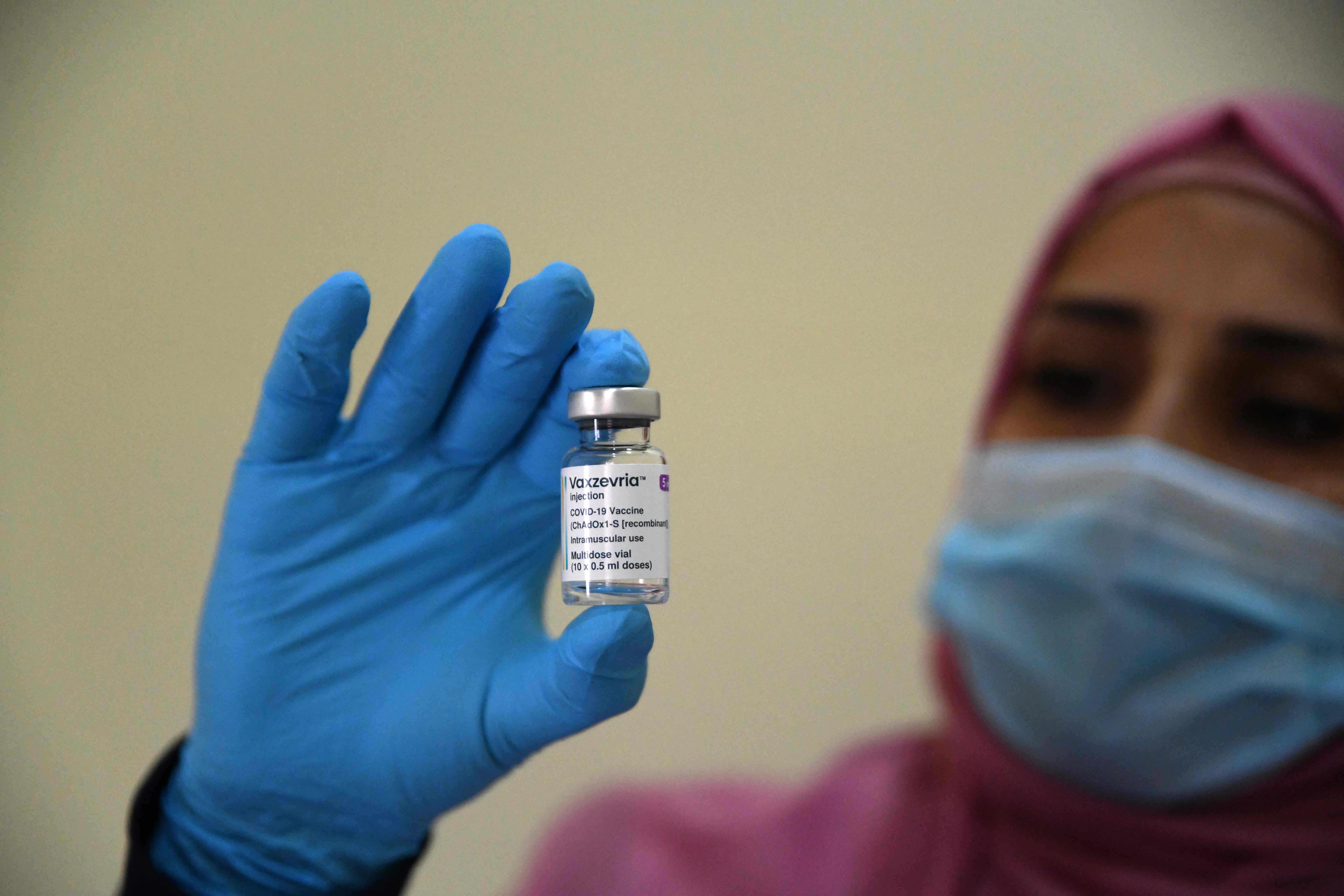 Petugas medis memperlihatkan vaksin covid-19 