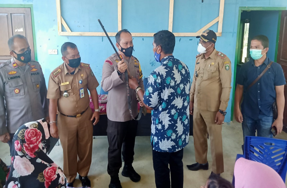 Kapolres Bungo AKB Guntur Saputro saat menyambangi Orang Rimba