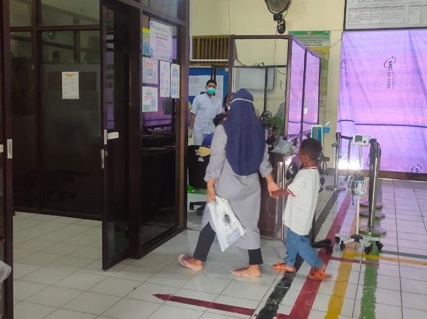 Bocah yang tak sengaja menelan koin, Fatan Almaizsan Zain, 26, bersama ibunya, Ernawati, 27, di RSUD Brebes.