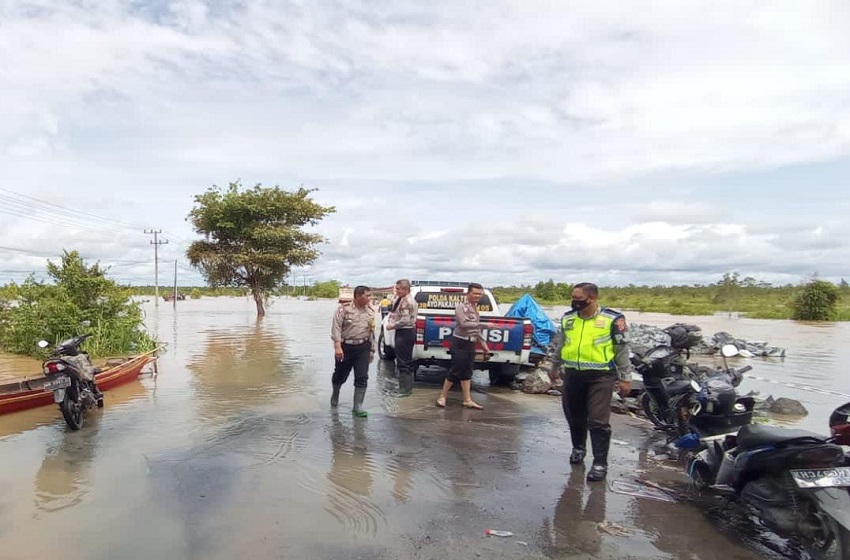 Kepolisian meminta masyarakat tidak melintas di Trans Kalimantan-Bukit Rawi karena ketinggian air lebih dari 1 meter, Selasa (16/11)