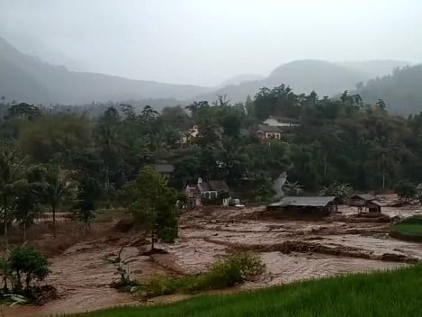 Banjir bandang menerjang di Kabupaten Garut, Jabar.